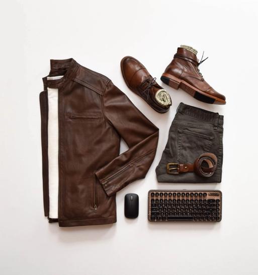 Una foto de un atuendo en tonos marrones construido principalmente con prendas de piel. Chaqueta, botines y cinturón.