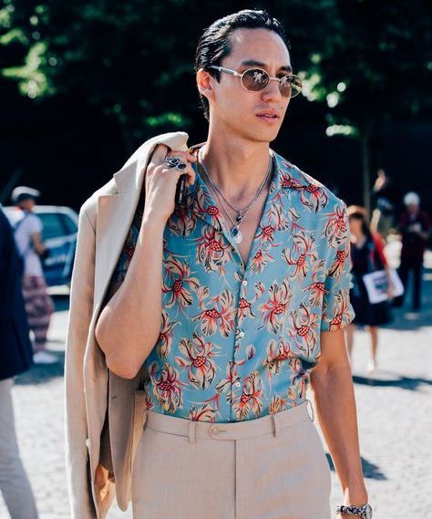 Hombre con traje color tierra y camisa floreada color azul