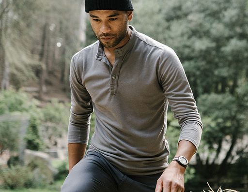 Foto de hombre vistiendo una camisa henley y gorro oscuro