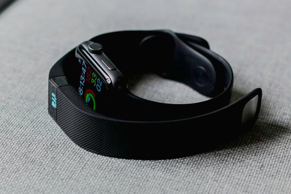 Masa Depan Smartwatch Kesehatan: Sensor Glukosa Non-Invasif dan Deteksi Dini Tekanan Darah