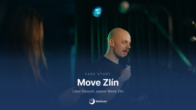 Case study Move Zlín — Libor Osouch, pastor Move Zlín, na bohoslužbe s mikrofónom