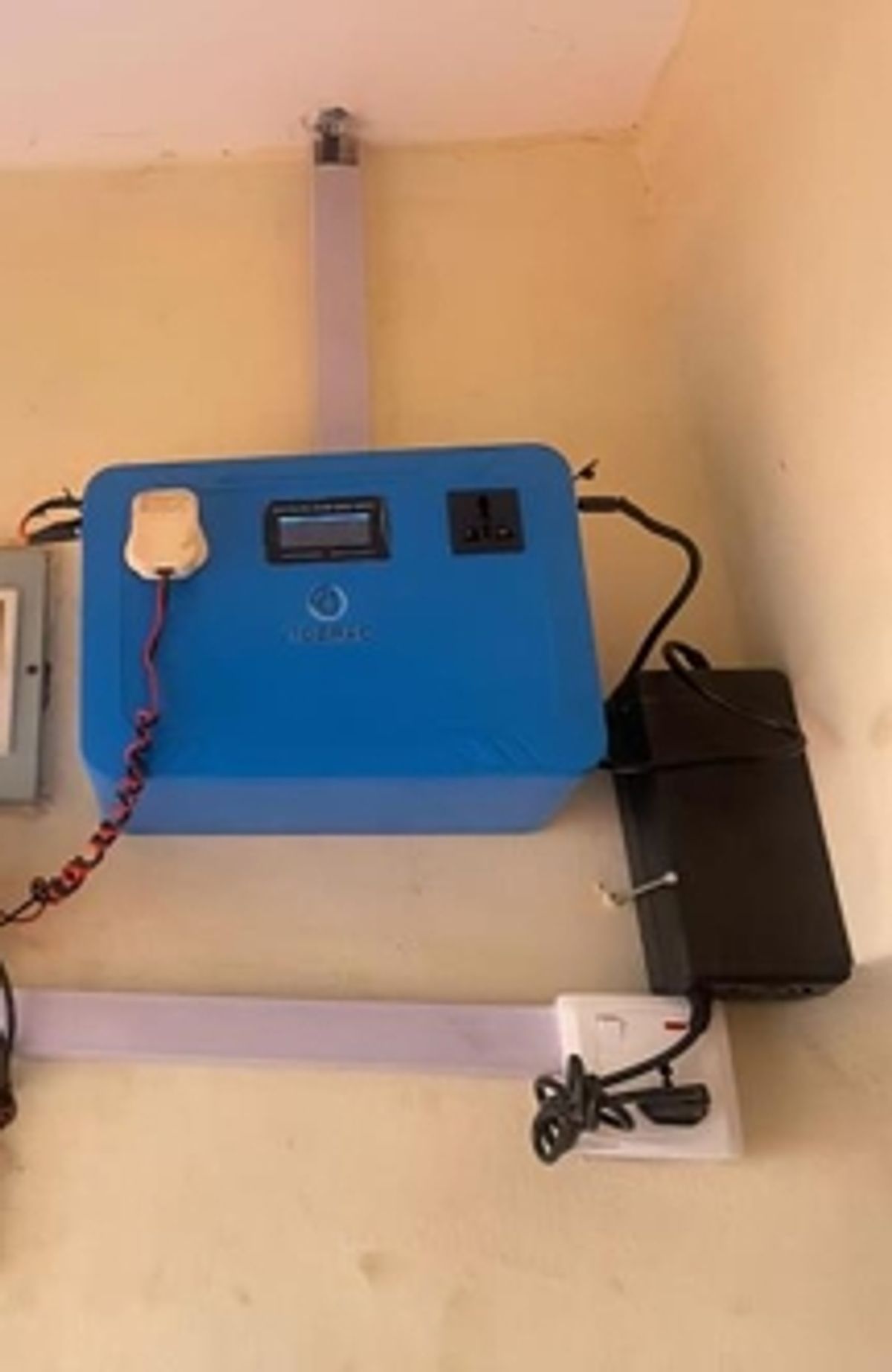 1,000 Wh solar generator installation