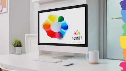 “Yürüyen su deneyi ile bardaklarda renklerin karışımını gözlemleyebilecek çocuklar.”