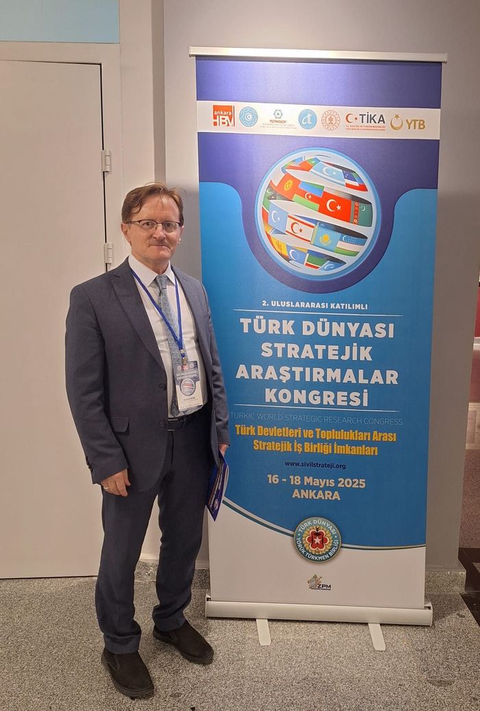 Mustafa Bıyıklı, kongre afişinin yanında