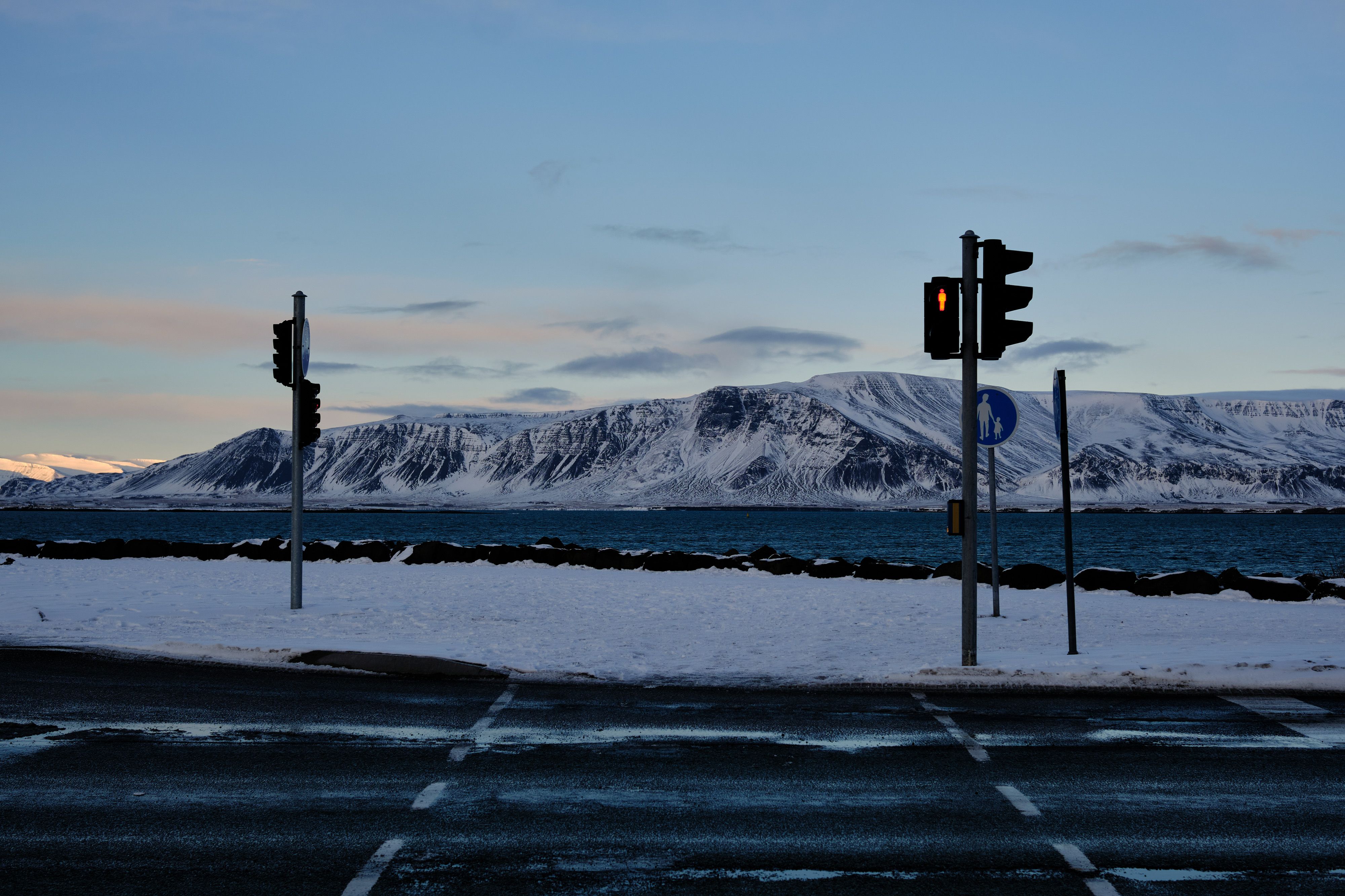Traffic lights with a background of the sea and mountains