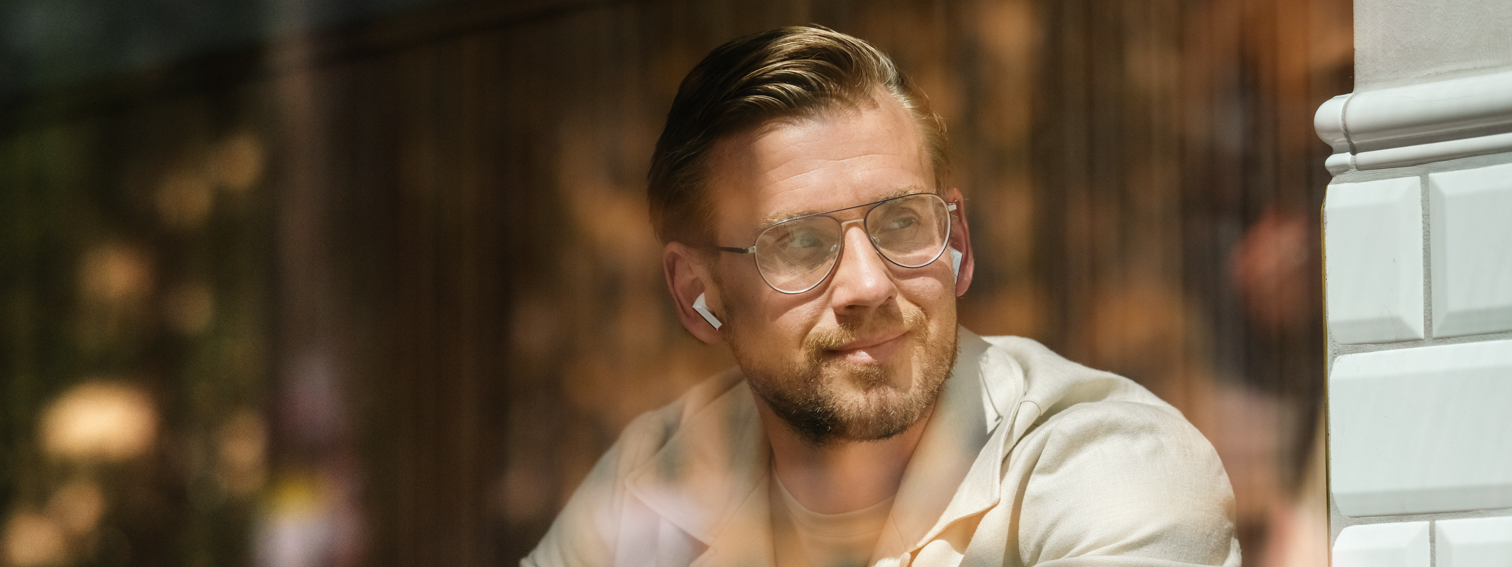 Bilde av mann med AirPods