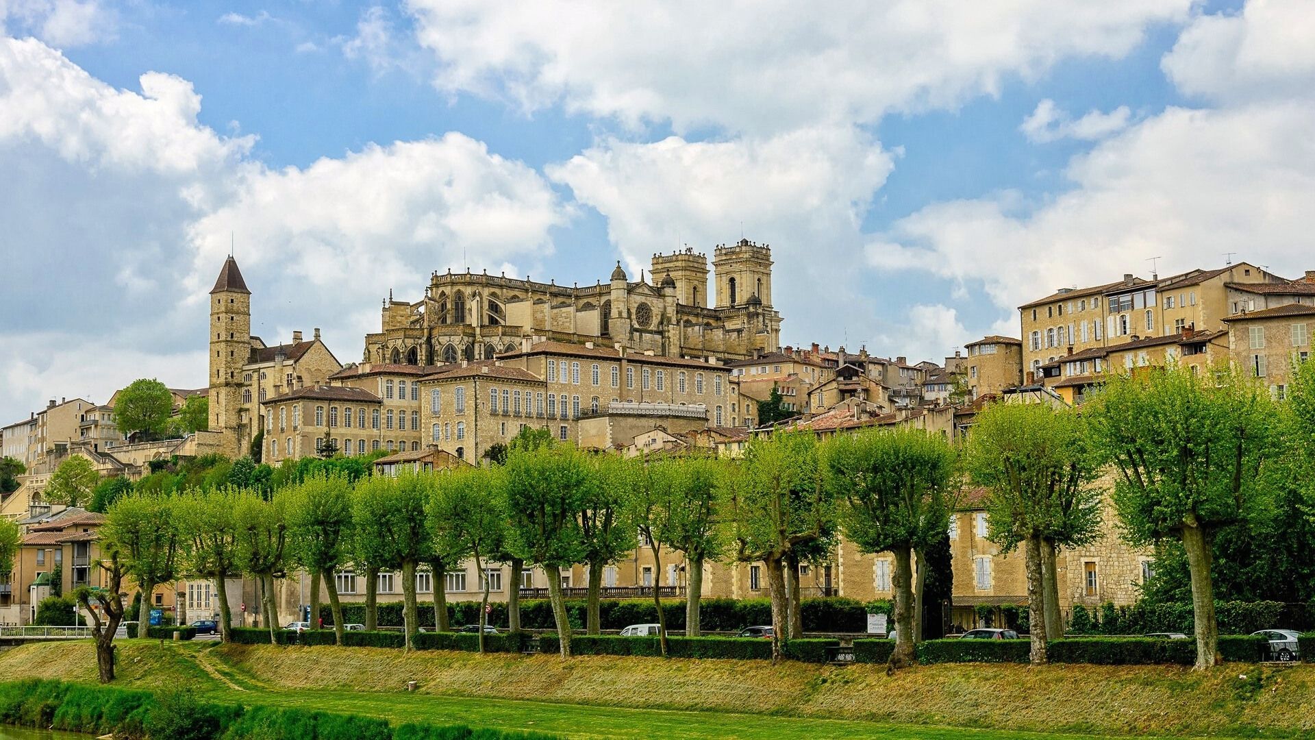 the region of armangac france and the main city of the region
