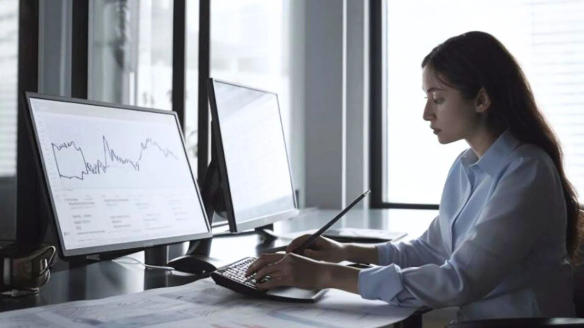 woman looking at graph on a computer