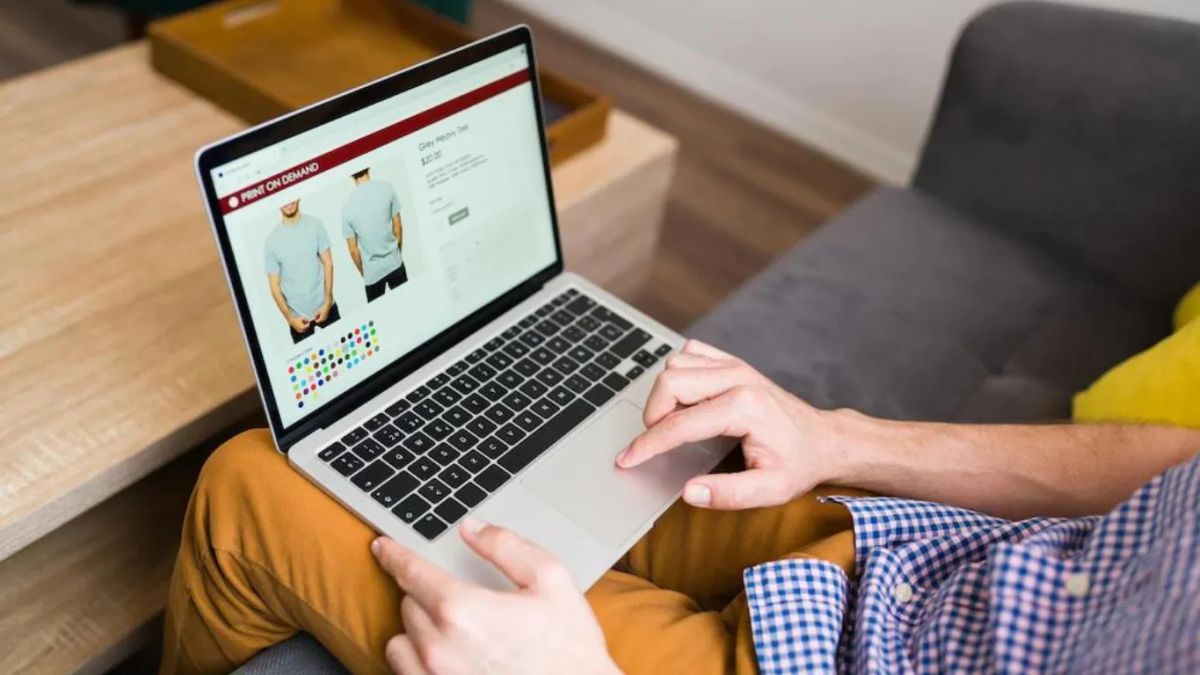 man choosing tshirt color on ecommerce store