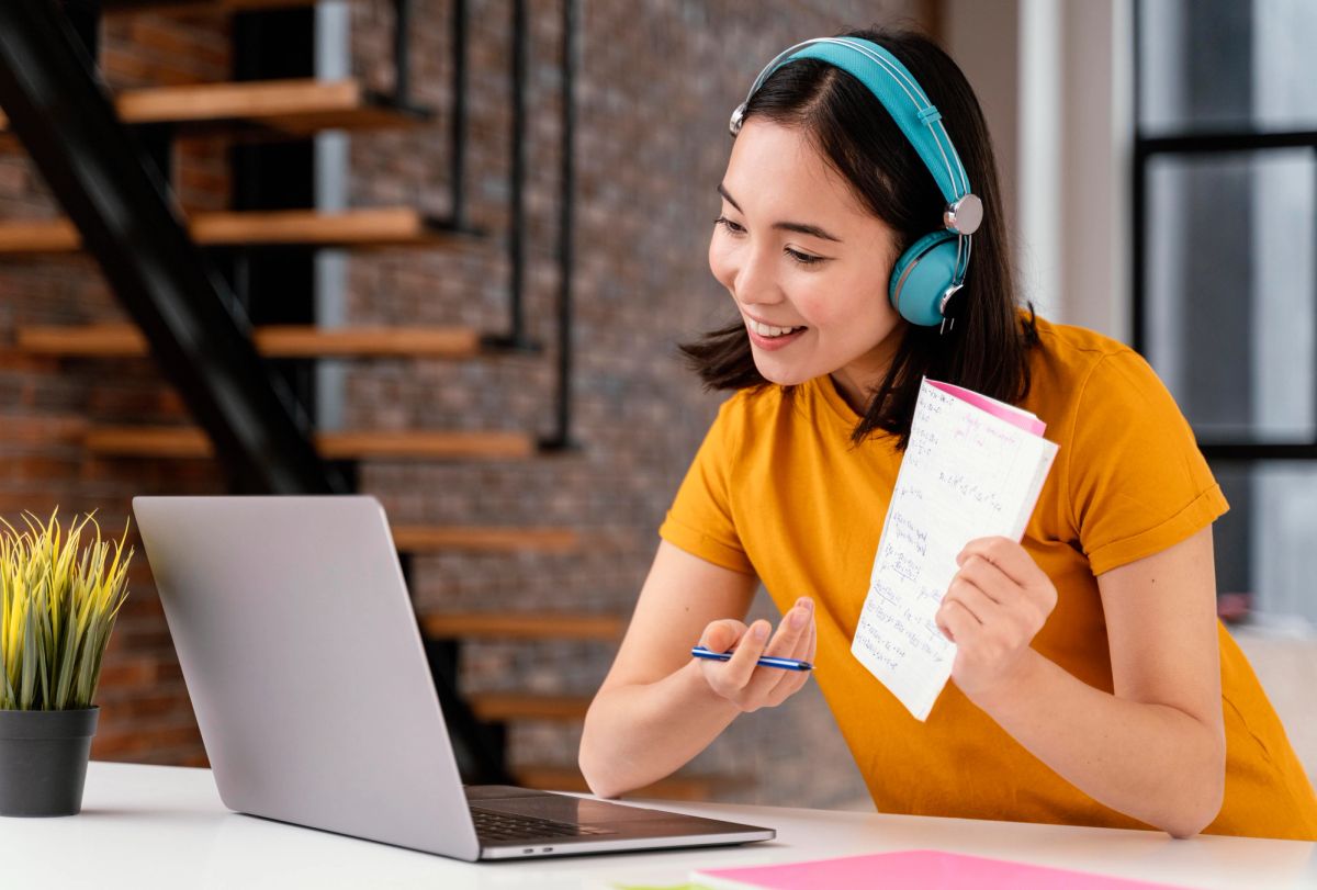 a smiling young virtual assistant woman