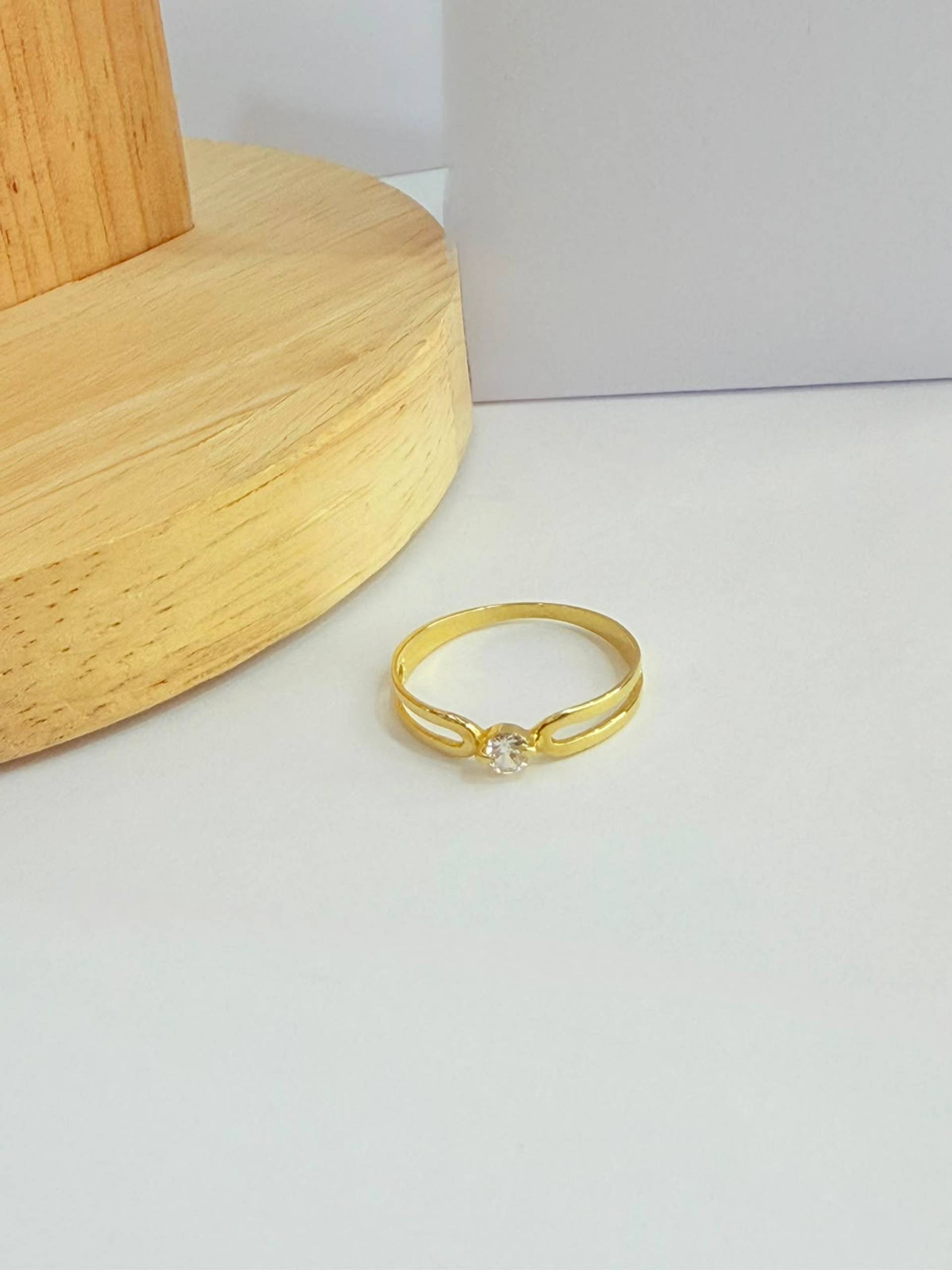 Anillo de oro 18K con detalle entrelazado