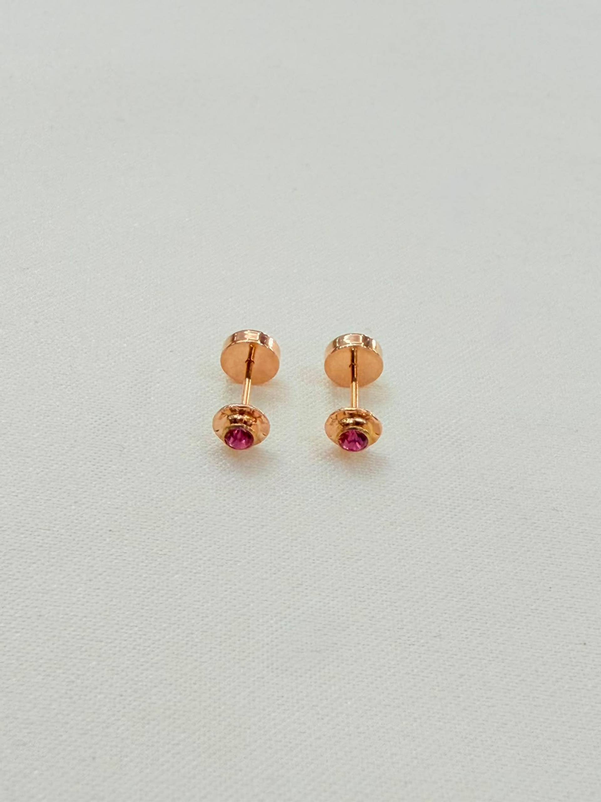Aros abridores CH dorados con circonia fucsia