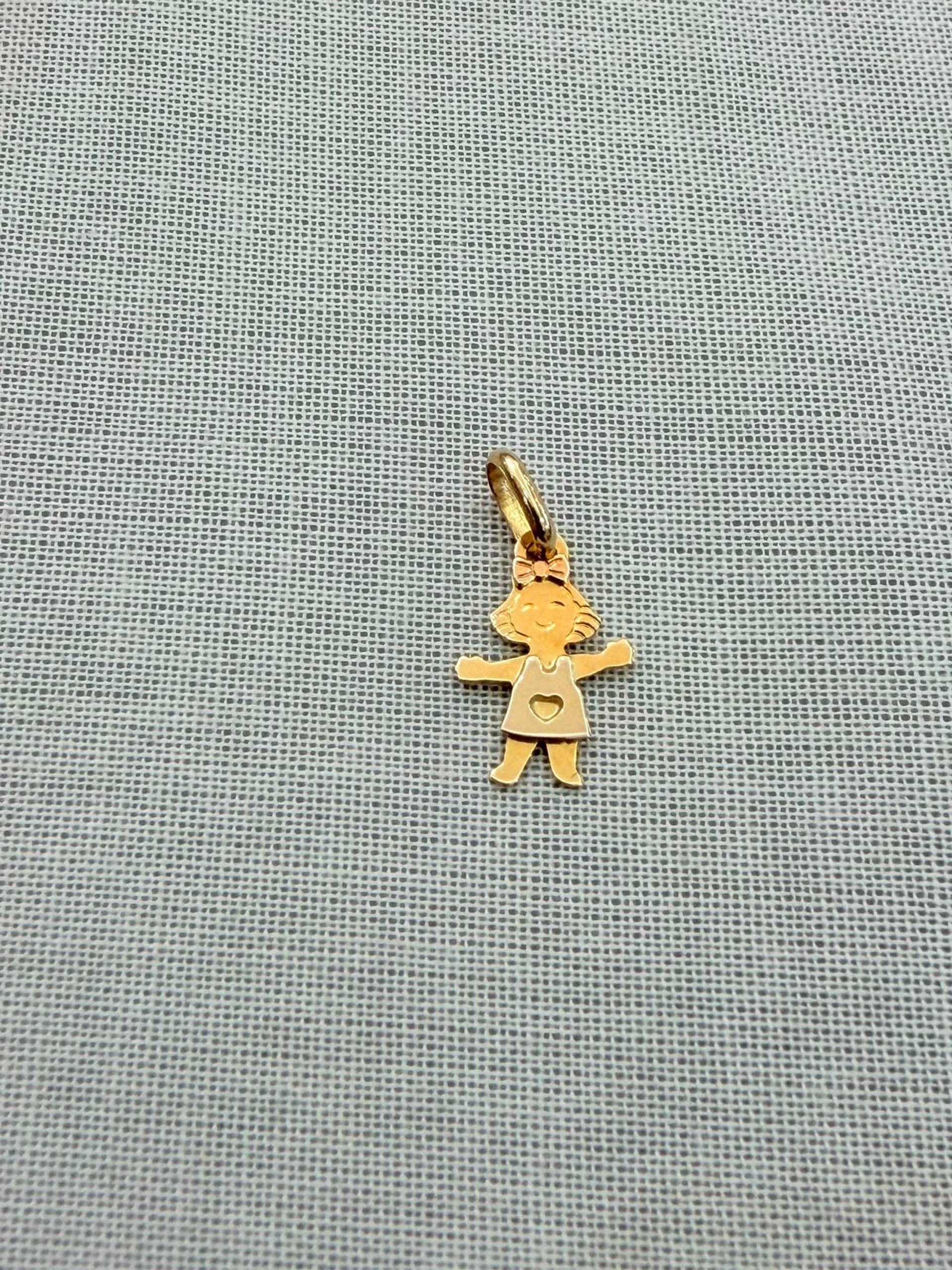 Dije Niña con vestido y moño de oro 18 k