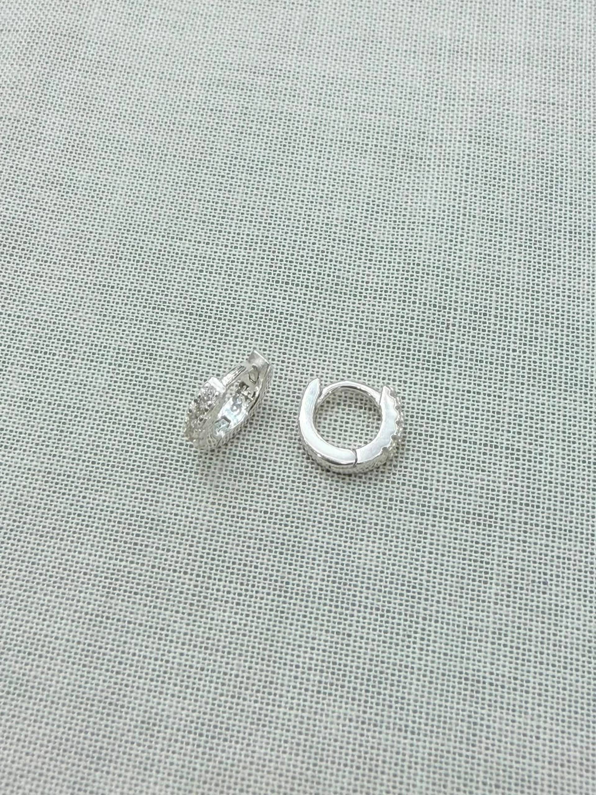Argollas pequeñas de plata 925 con frente de circonias