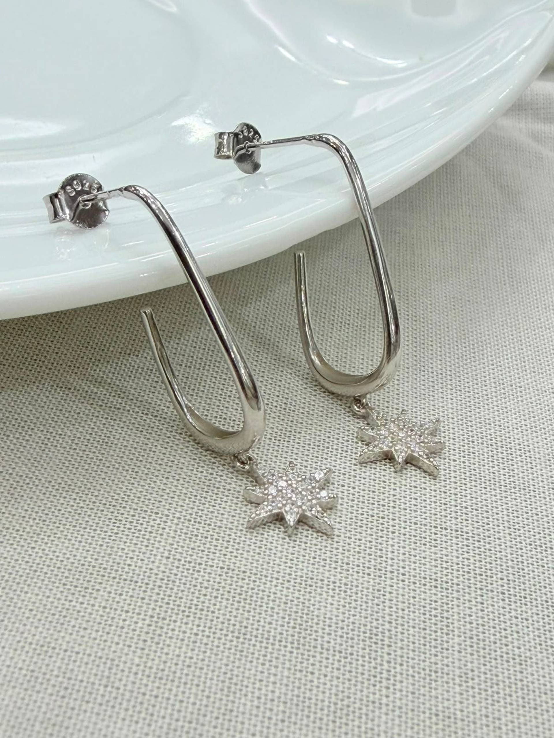 Aros de plata con estrella brillante