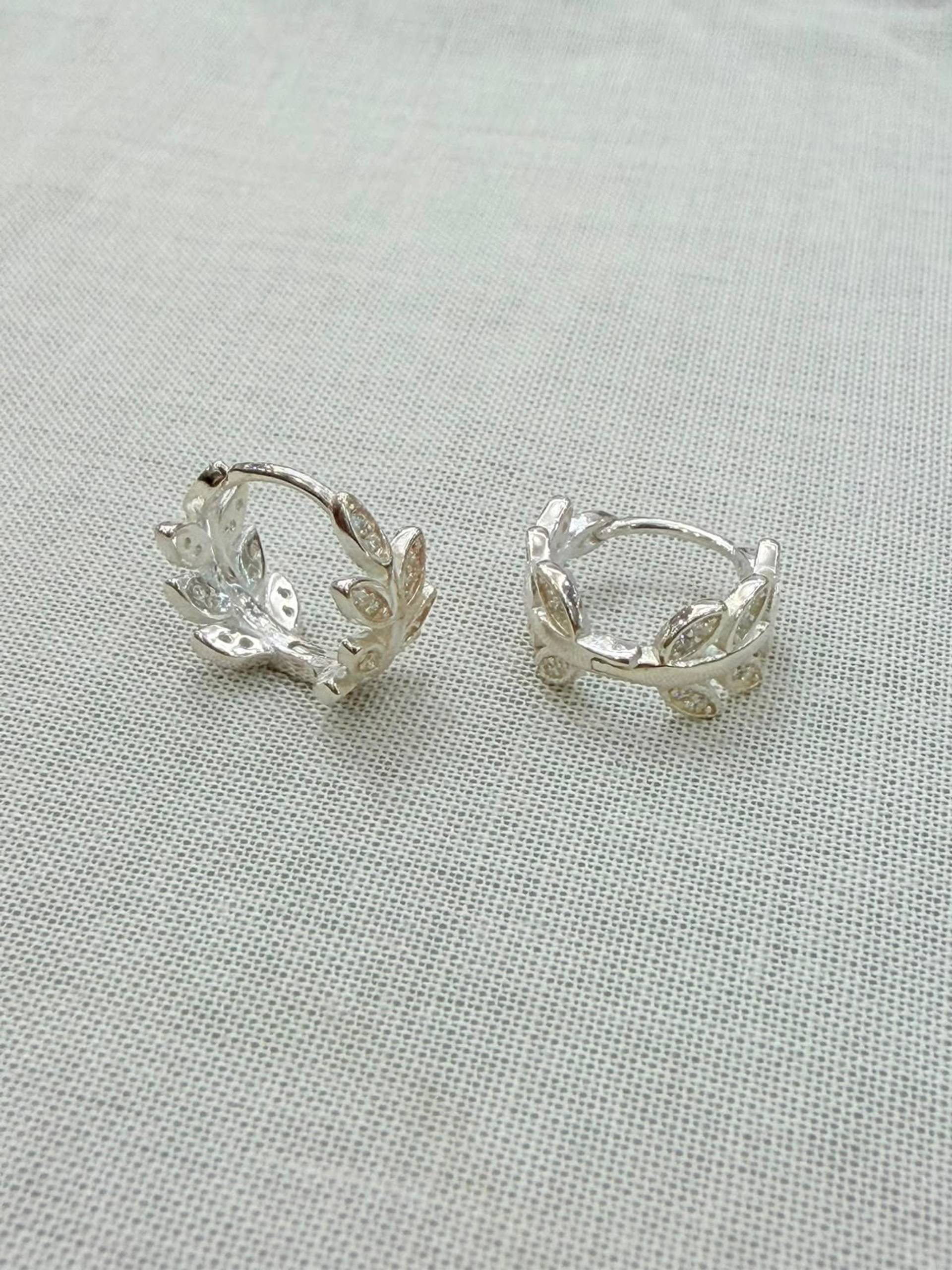 Argollas de plata 925 con diseño floral calado