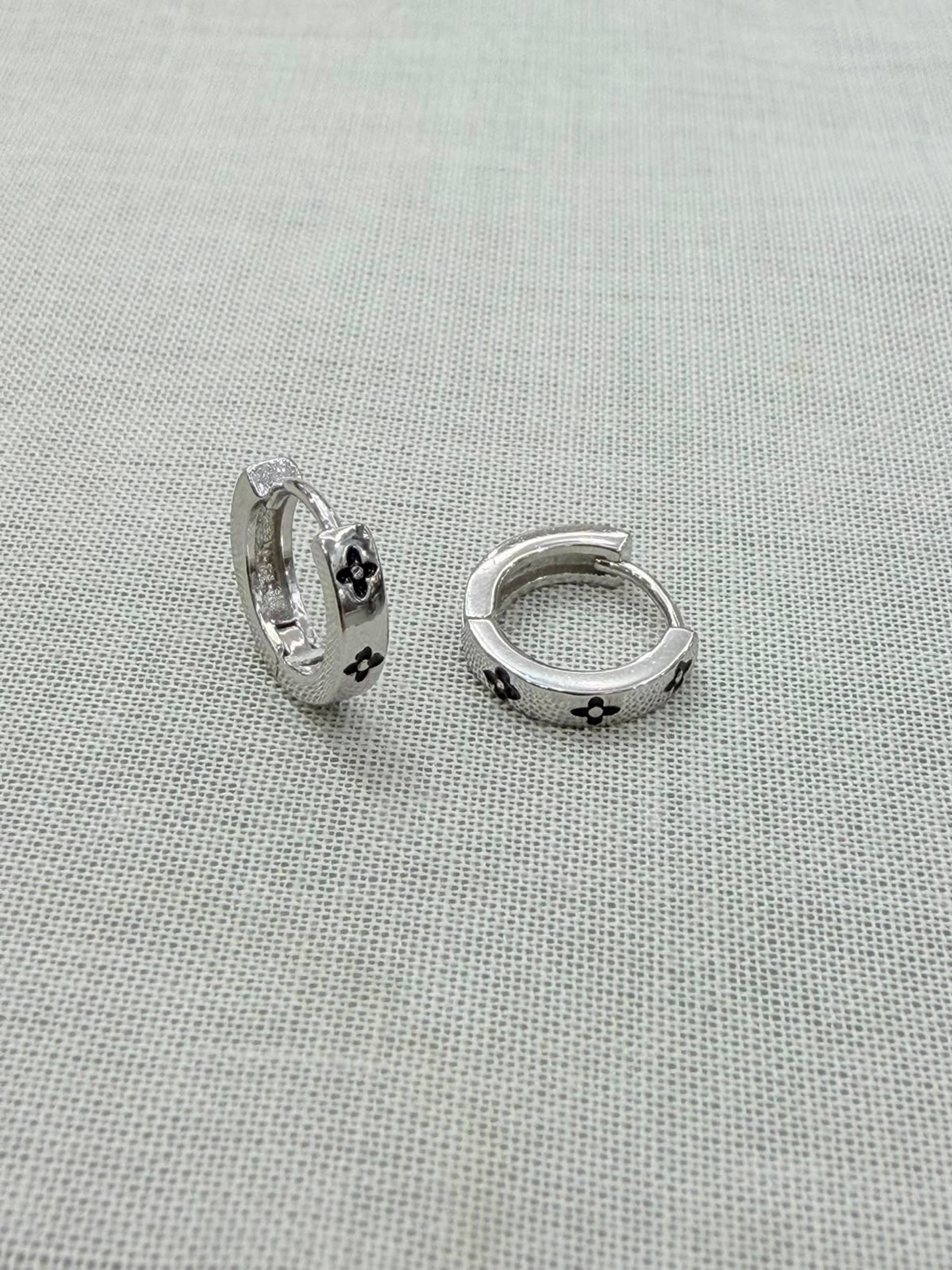 Argollas de plata 925 con estrellas negras