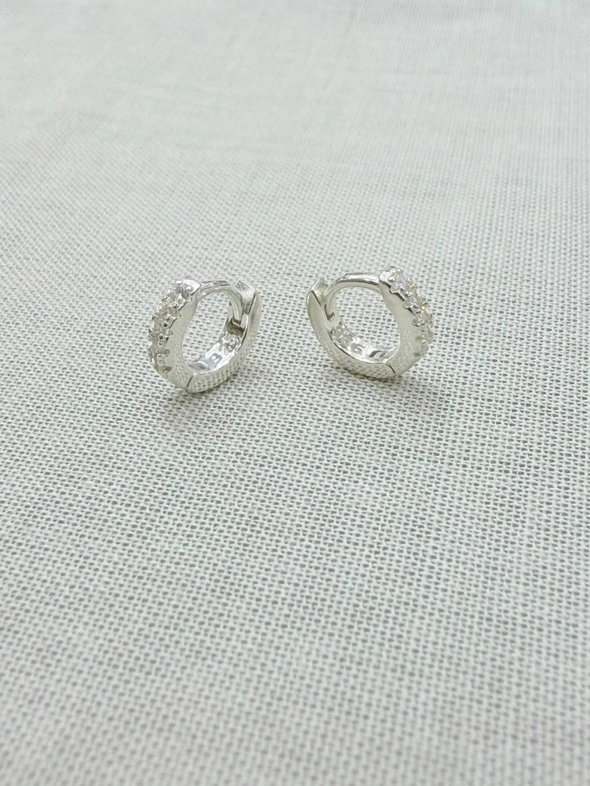 Argollas anchas de plata 925 con pavé lateral