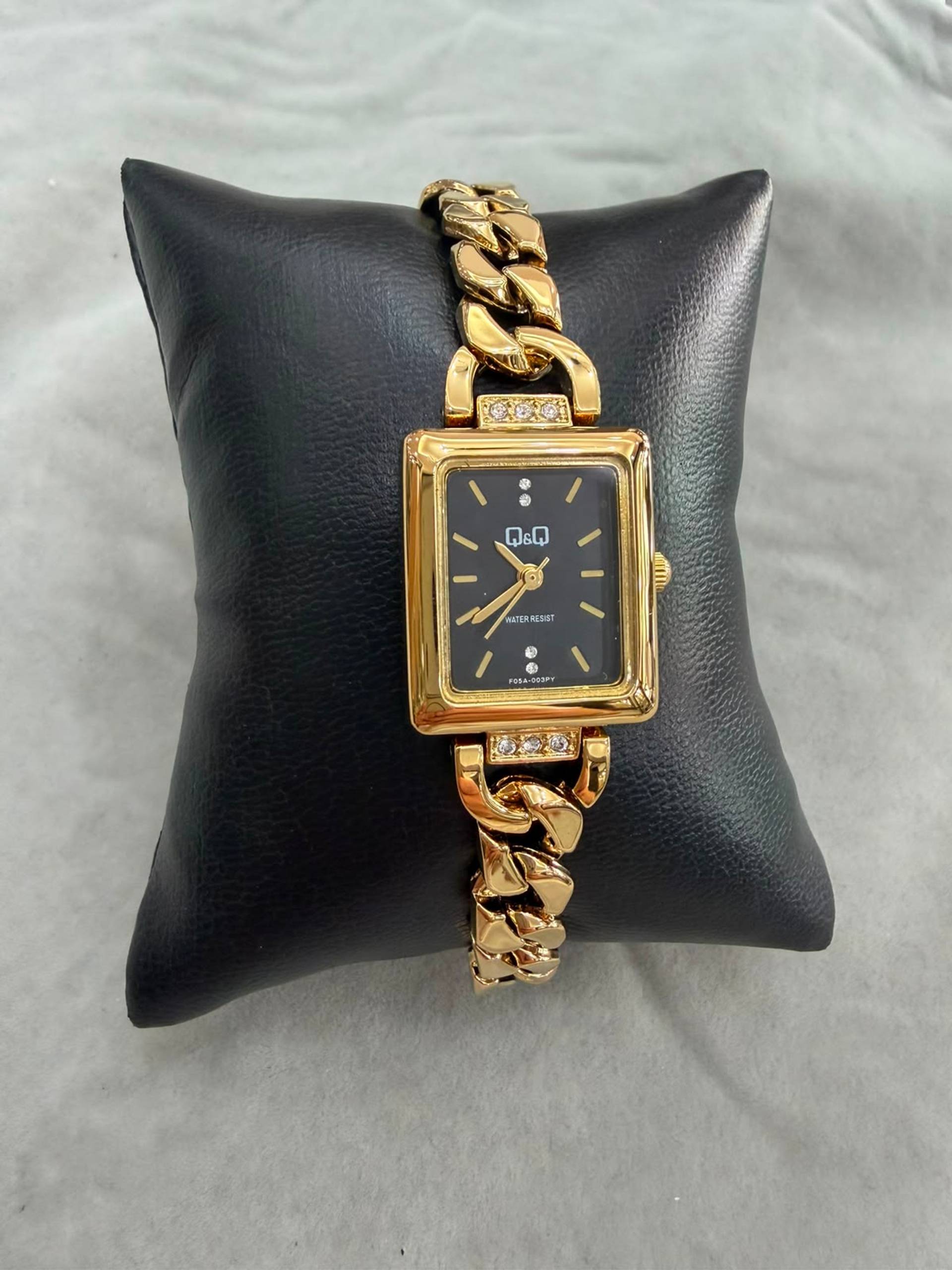 Reloj dama, cara cuadrangular, fondo negro , con cadena dorada