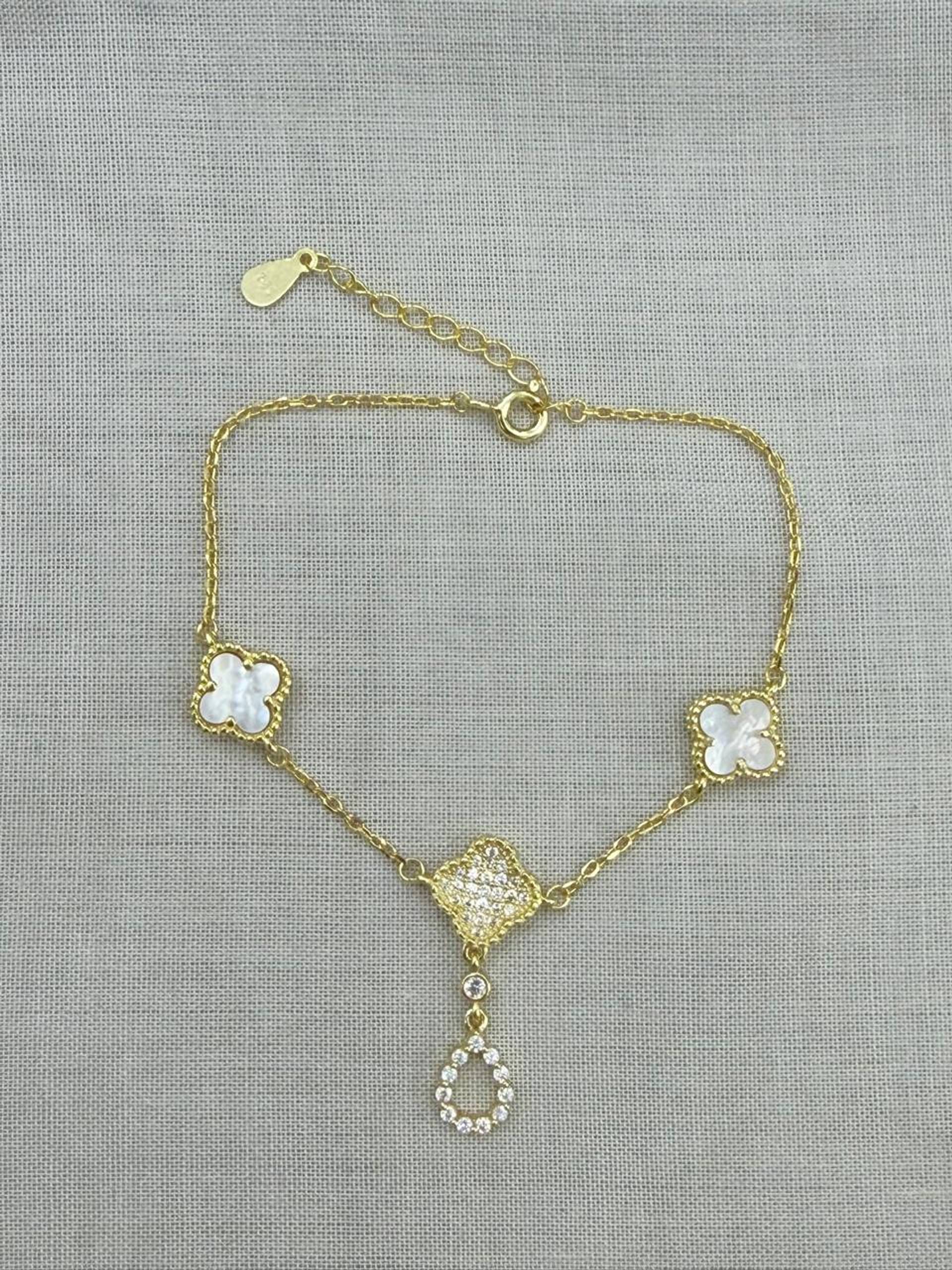 Pulsera con triple flor trébol 4 hojas y acabado en gota
