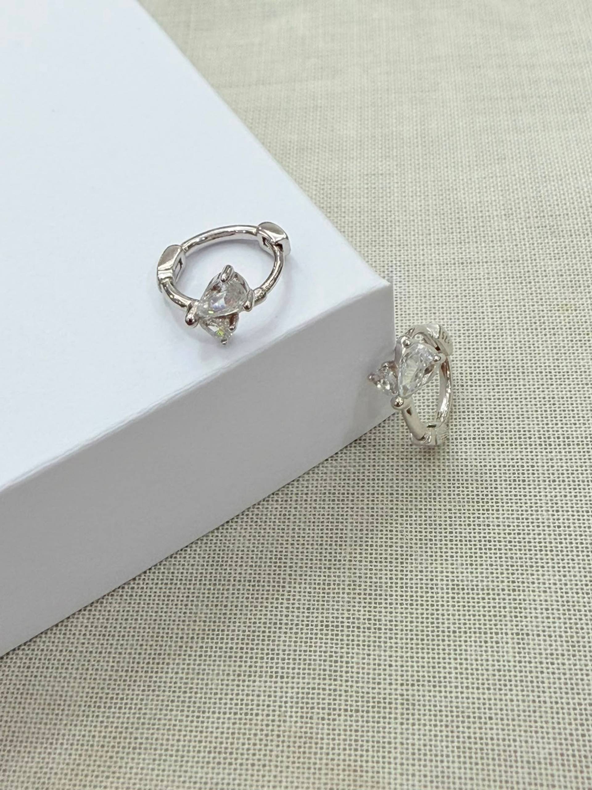 Argollas de plata 925 con dije de circonia