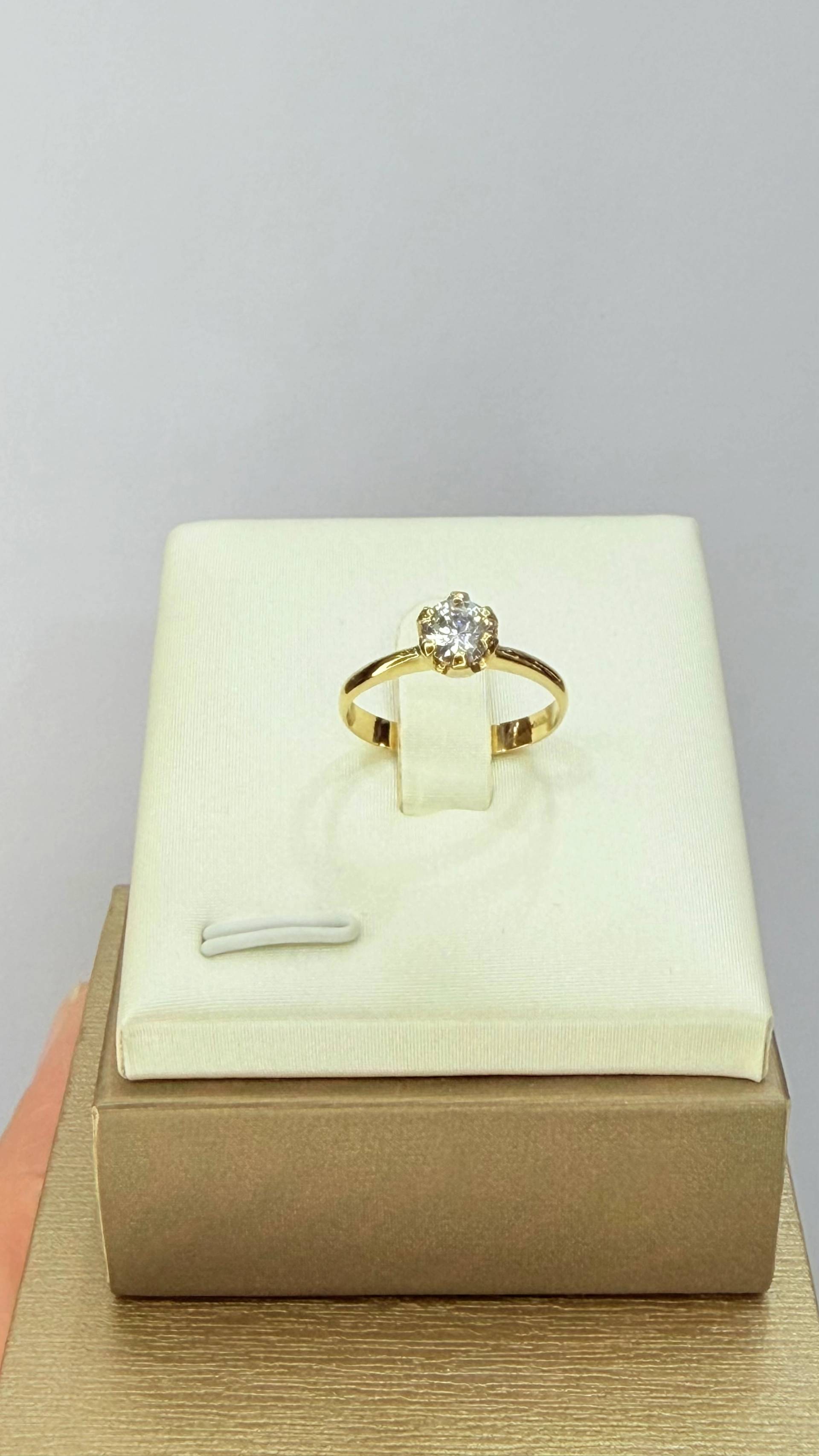 Anillo solitario de oro 18K con engarse tipo corona