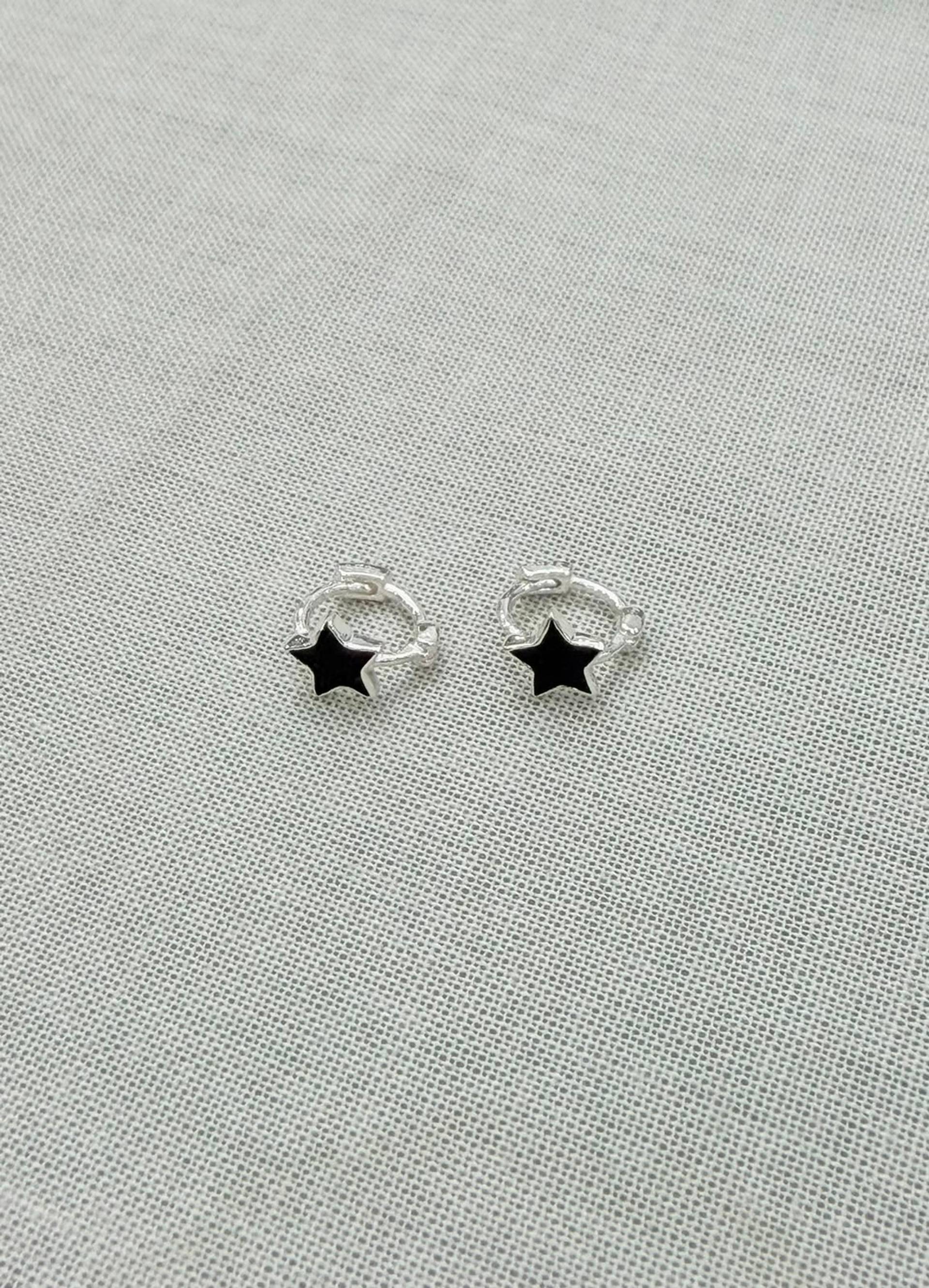 Aros de plata 925 con estrella negra esmaltada