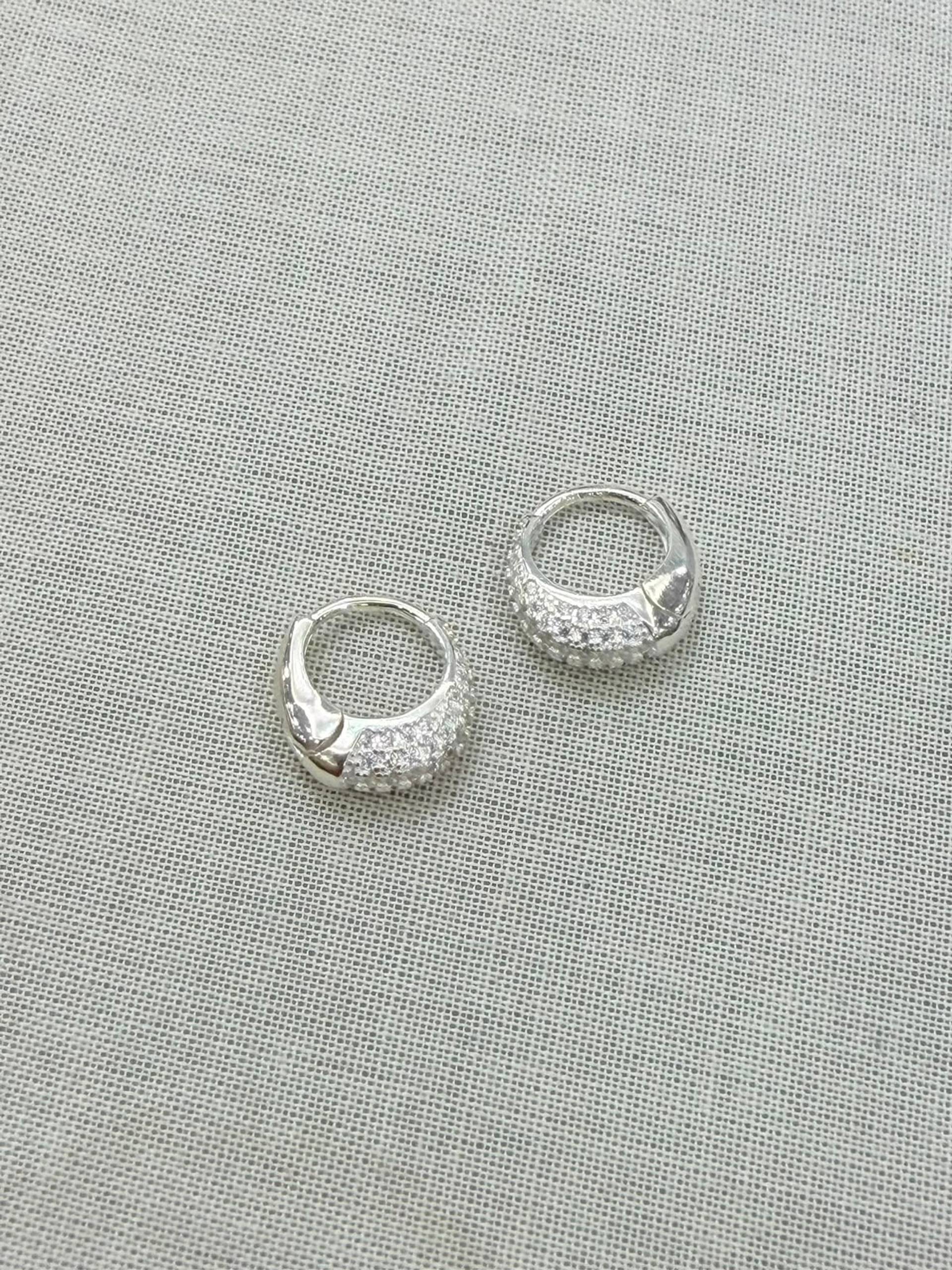 Argollas de plata 925 con frente pavé tachonado de circones