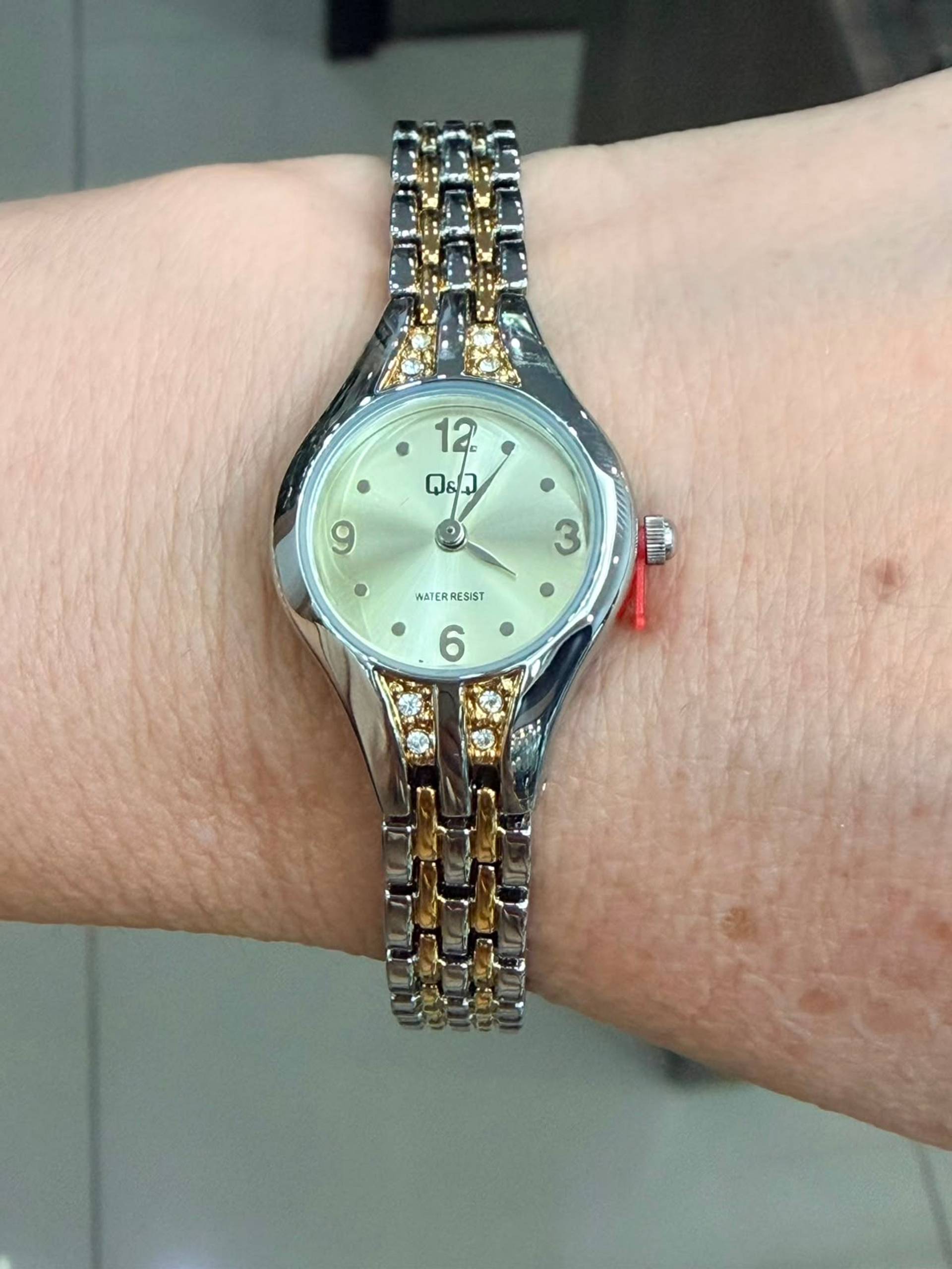Reloj dama Q&Q bicolor con cristales