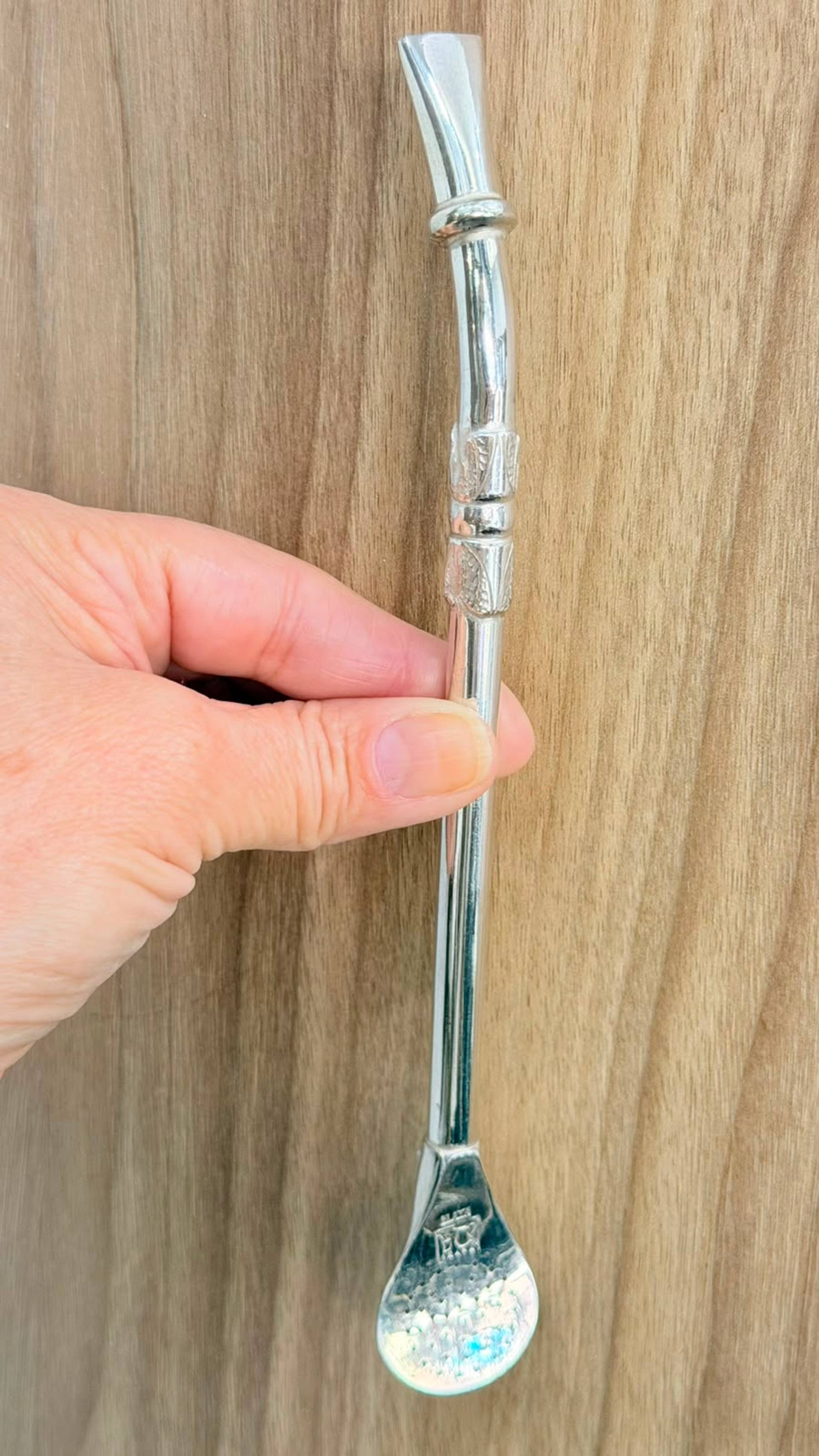 Bombilla de plata con detalles