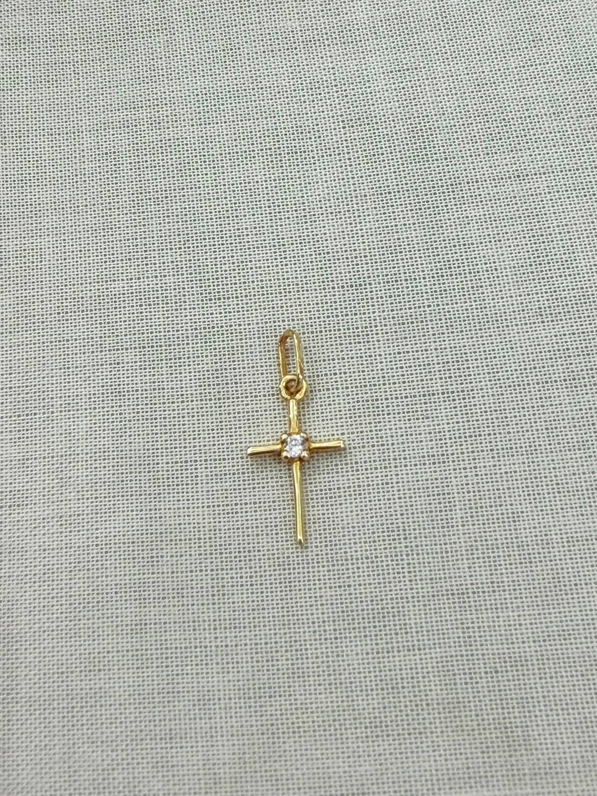 Dije Cruz Delicada Oro 18K
