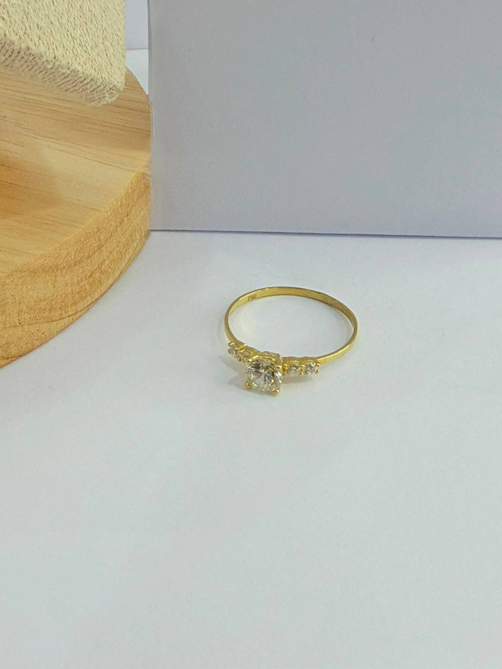 Anillo de oro 18K con circonias en abanico