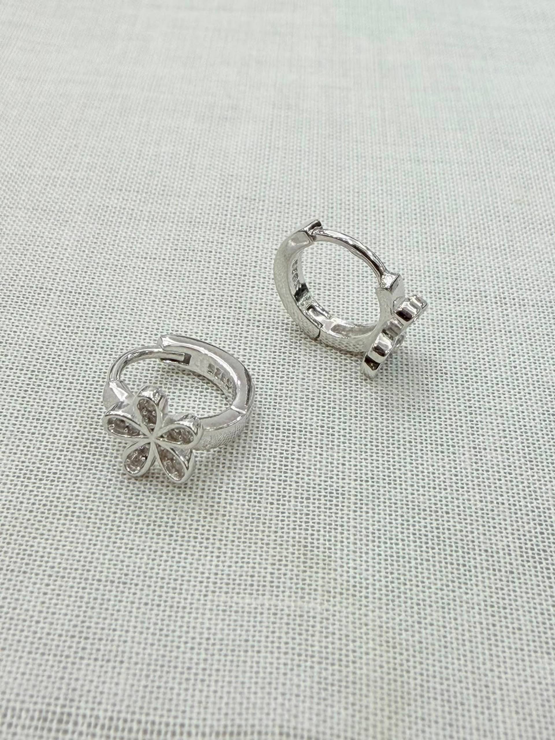 Argollas de plata 925 con dije mariposa