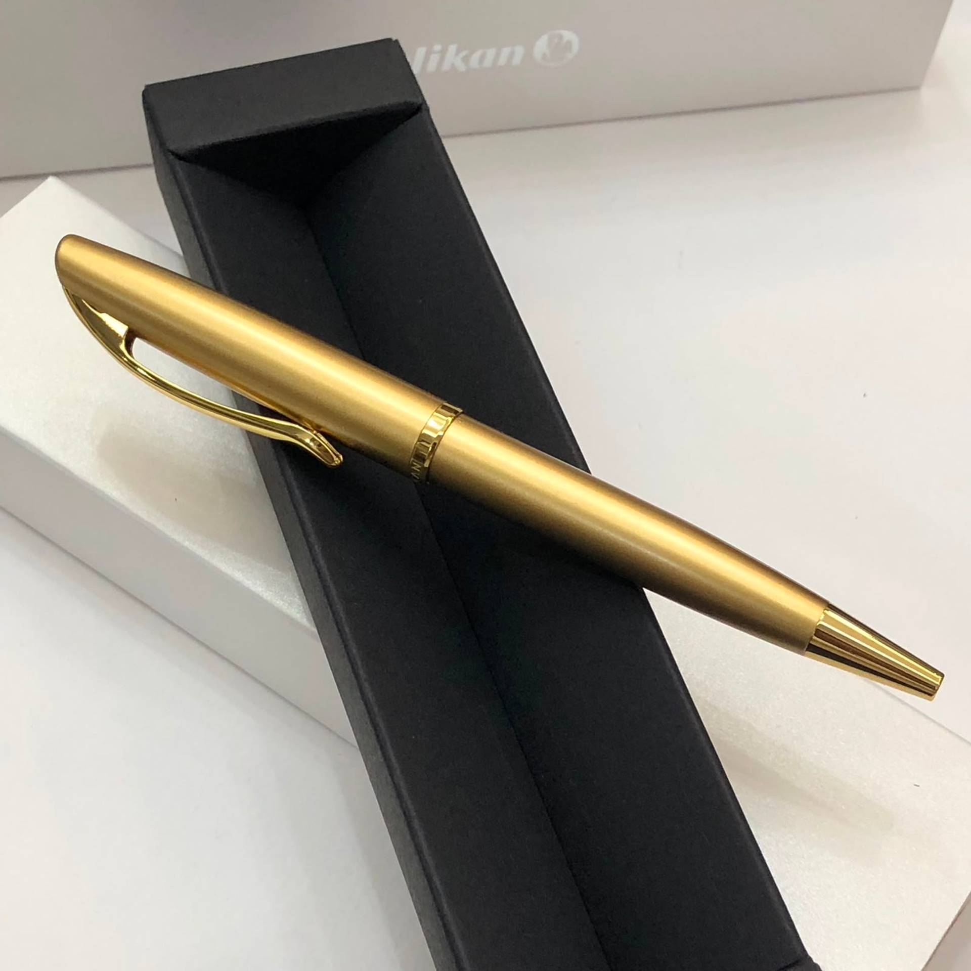 Bolígrafo dorado ejecutivo