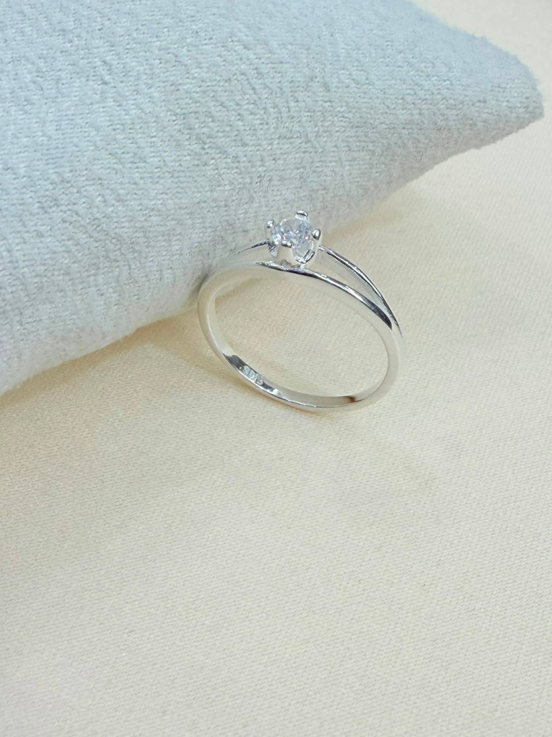 Anillo Solitario Delicado de plata 925