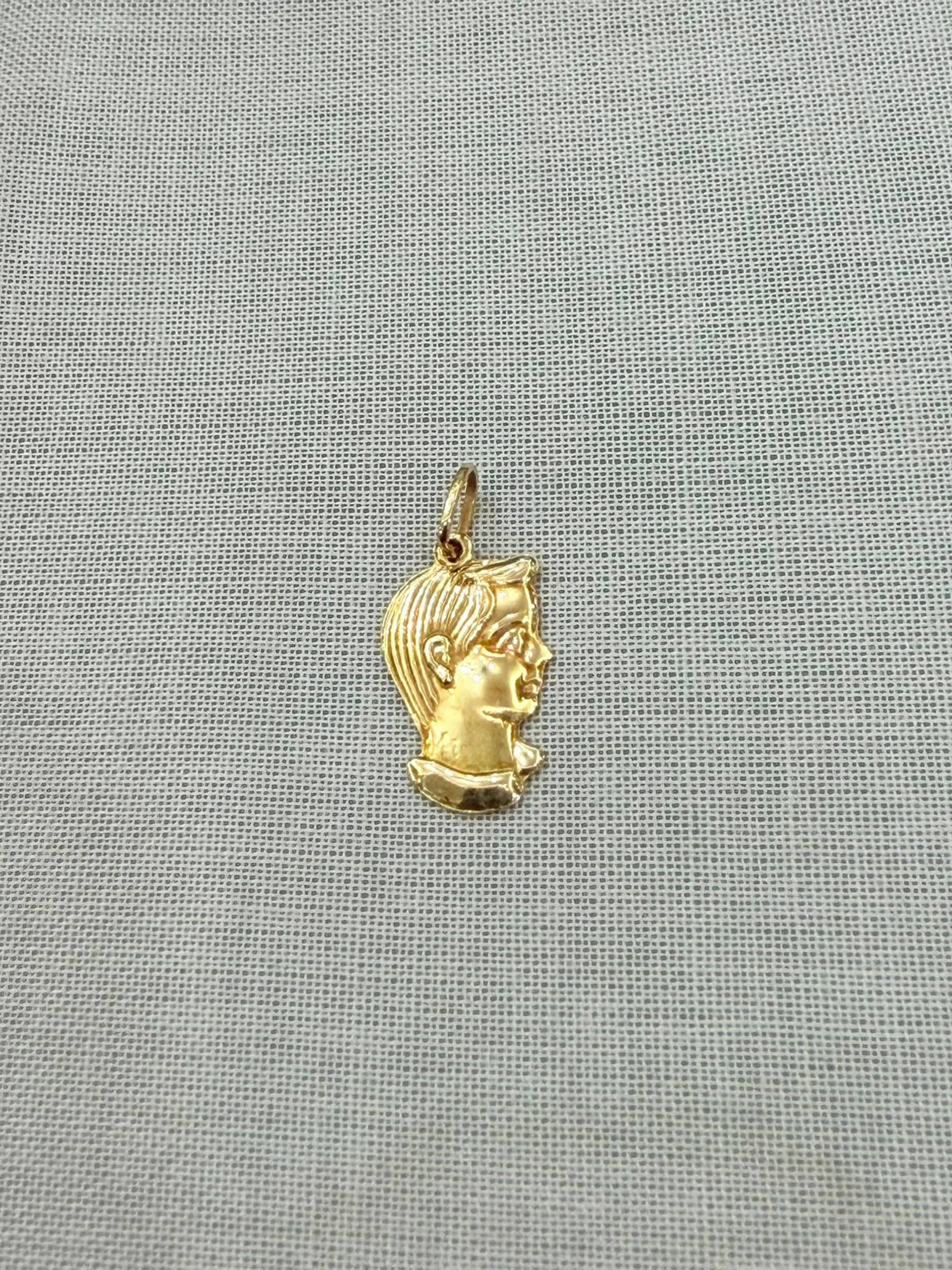 Dije rostro masculino, de perfil de Oro 18K