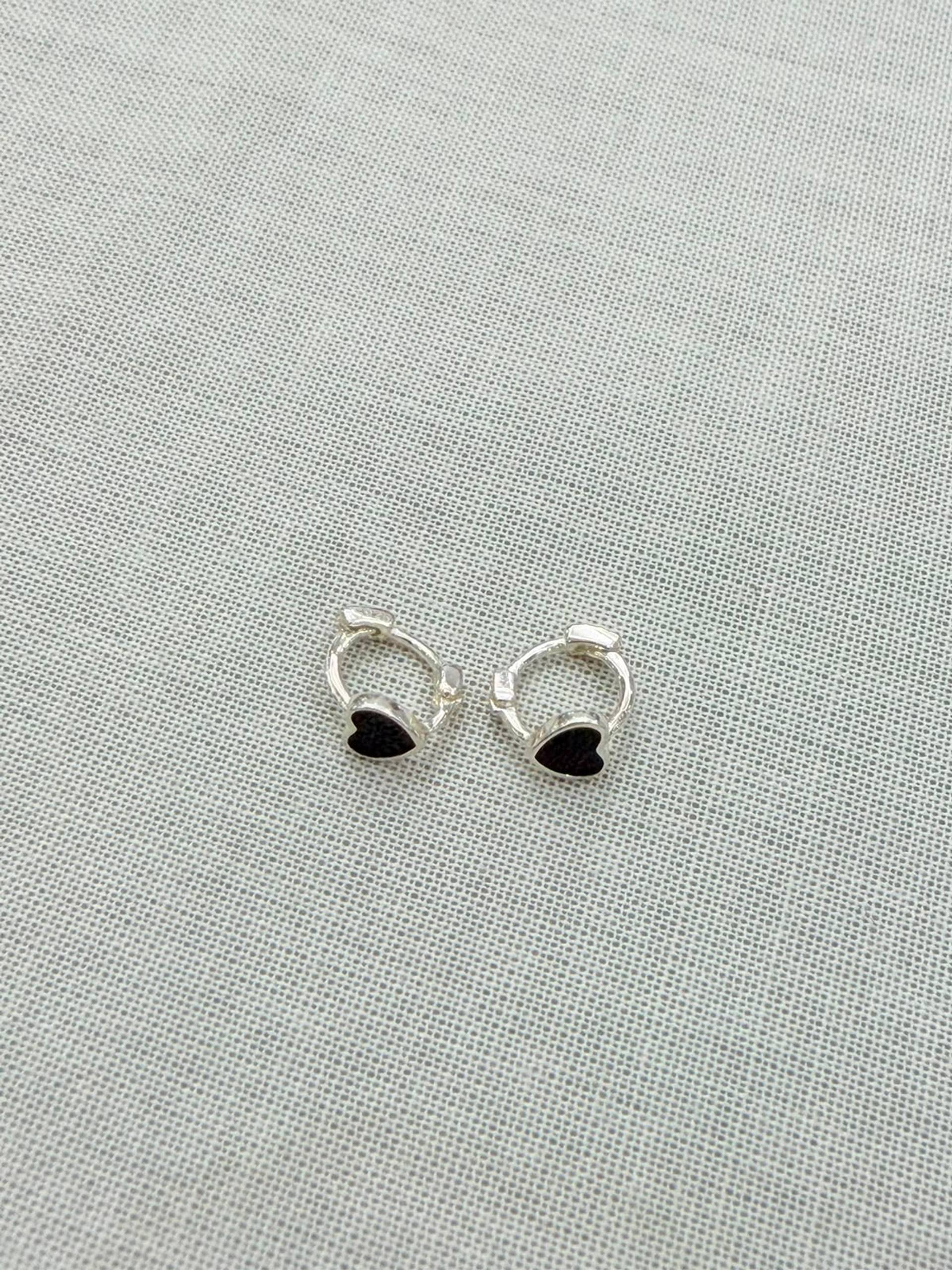 Aros pequeños de plata 925 con diseño corazón esmalte negro