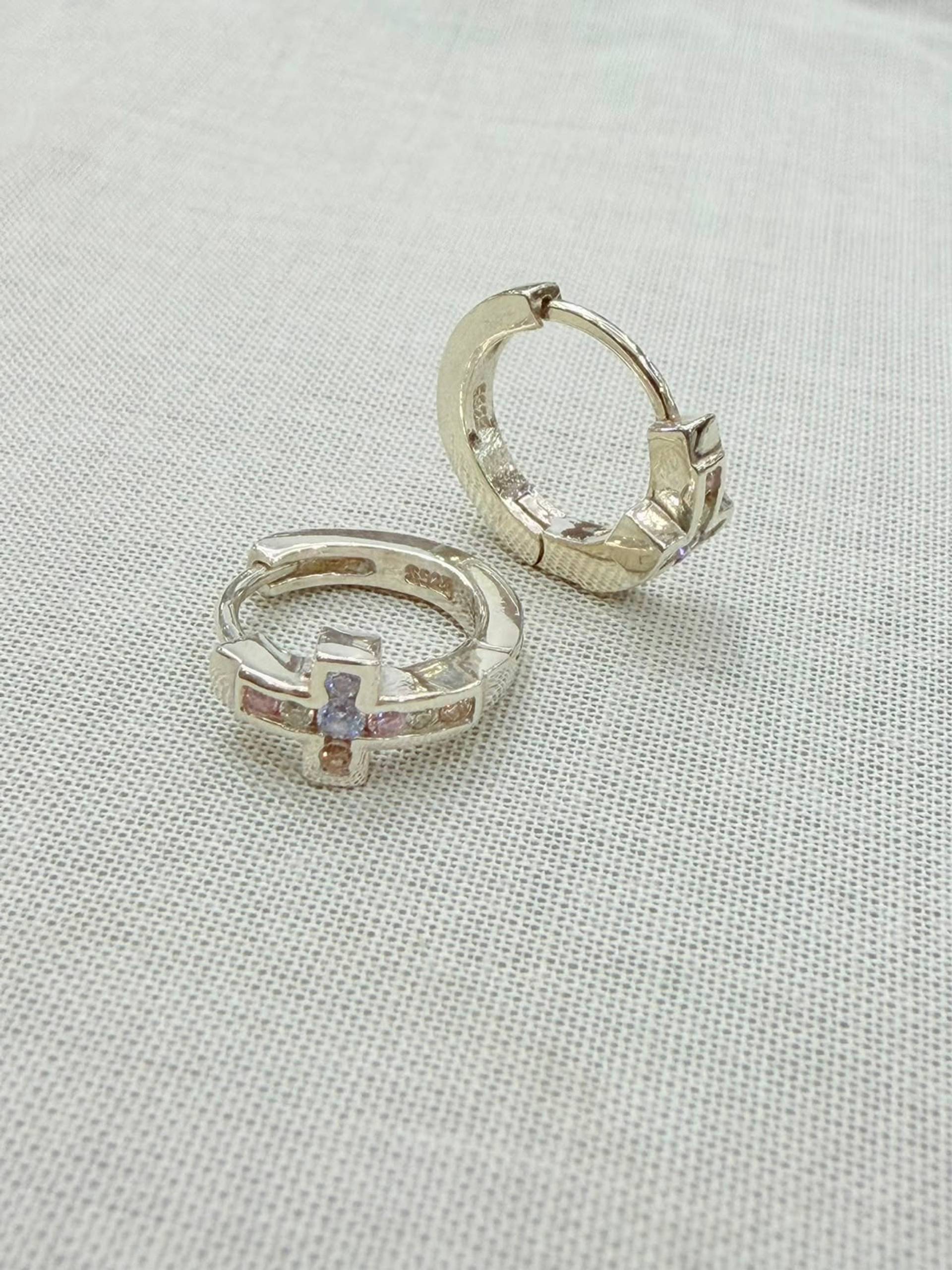 Argollas anchas de plata 925 con cruz y circonias