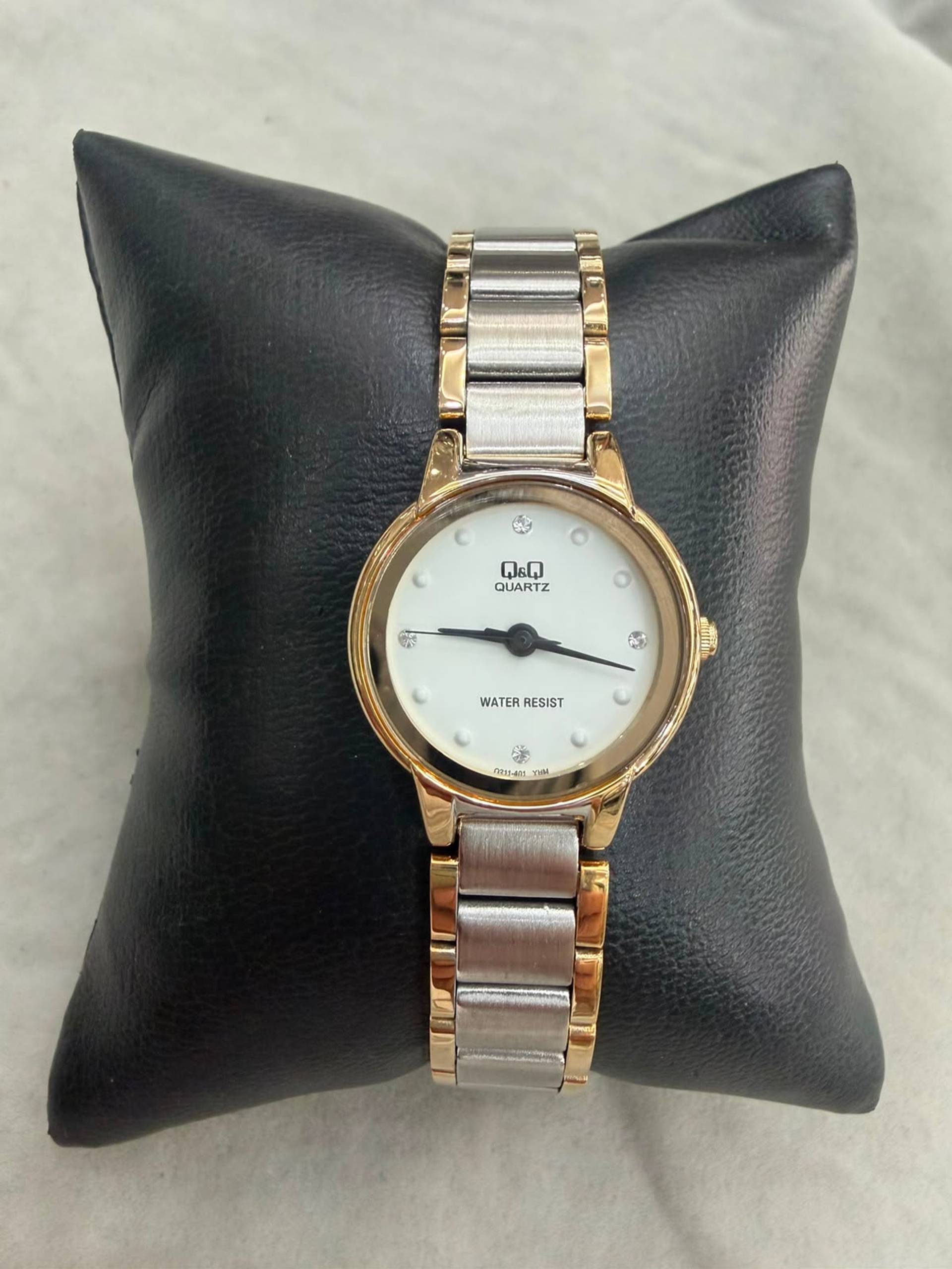 Reloj dama Q&Q bicolor de esfera nácar