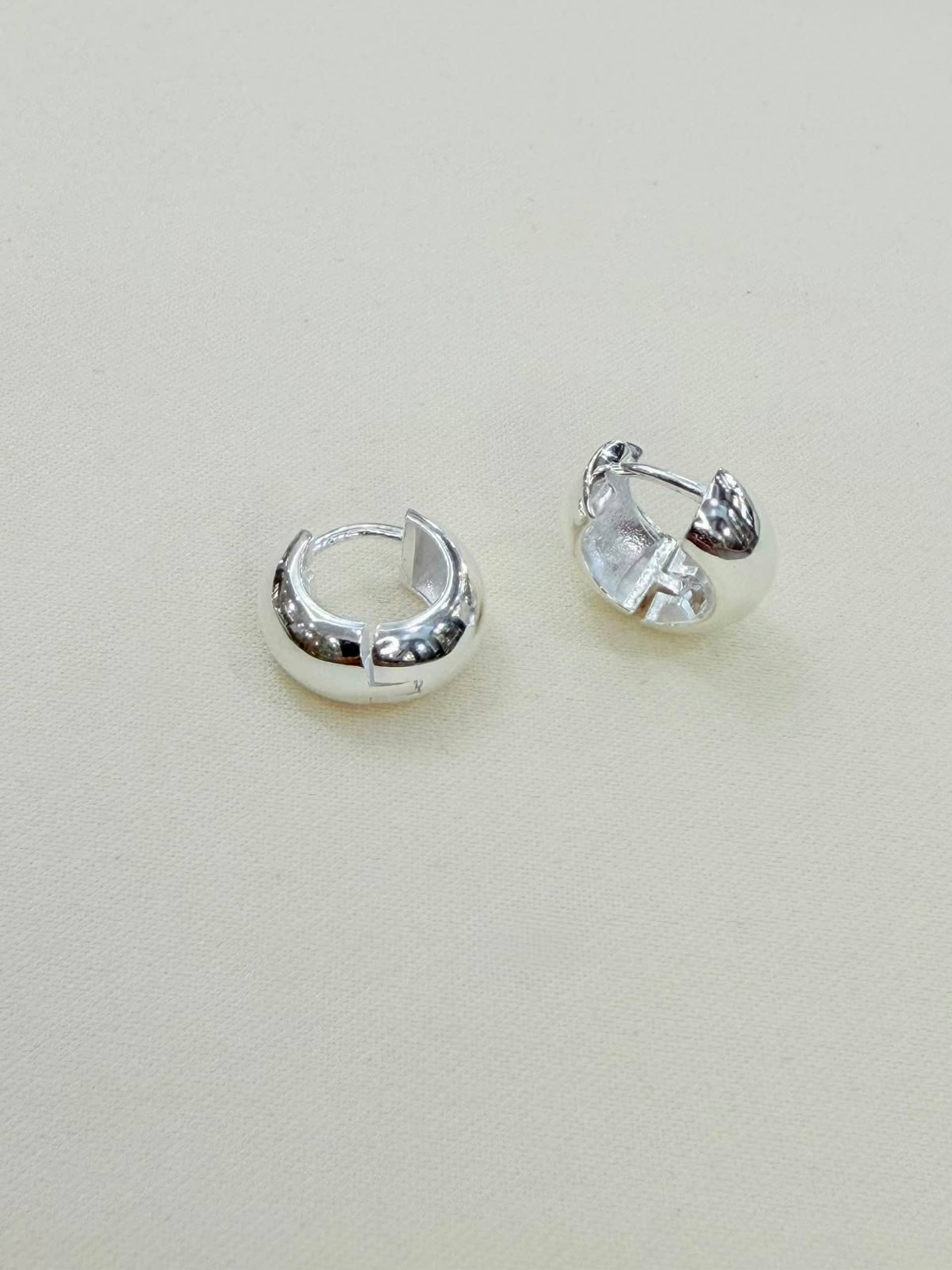Argolla Bombé ancho liso de plata 925