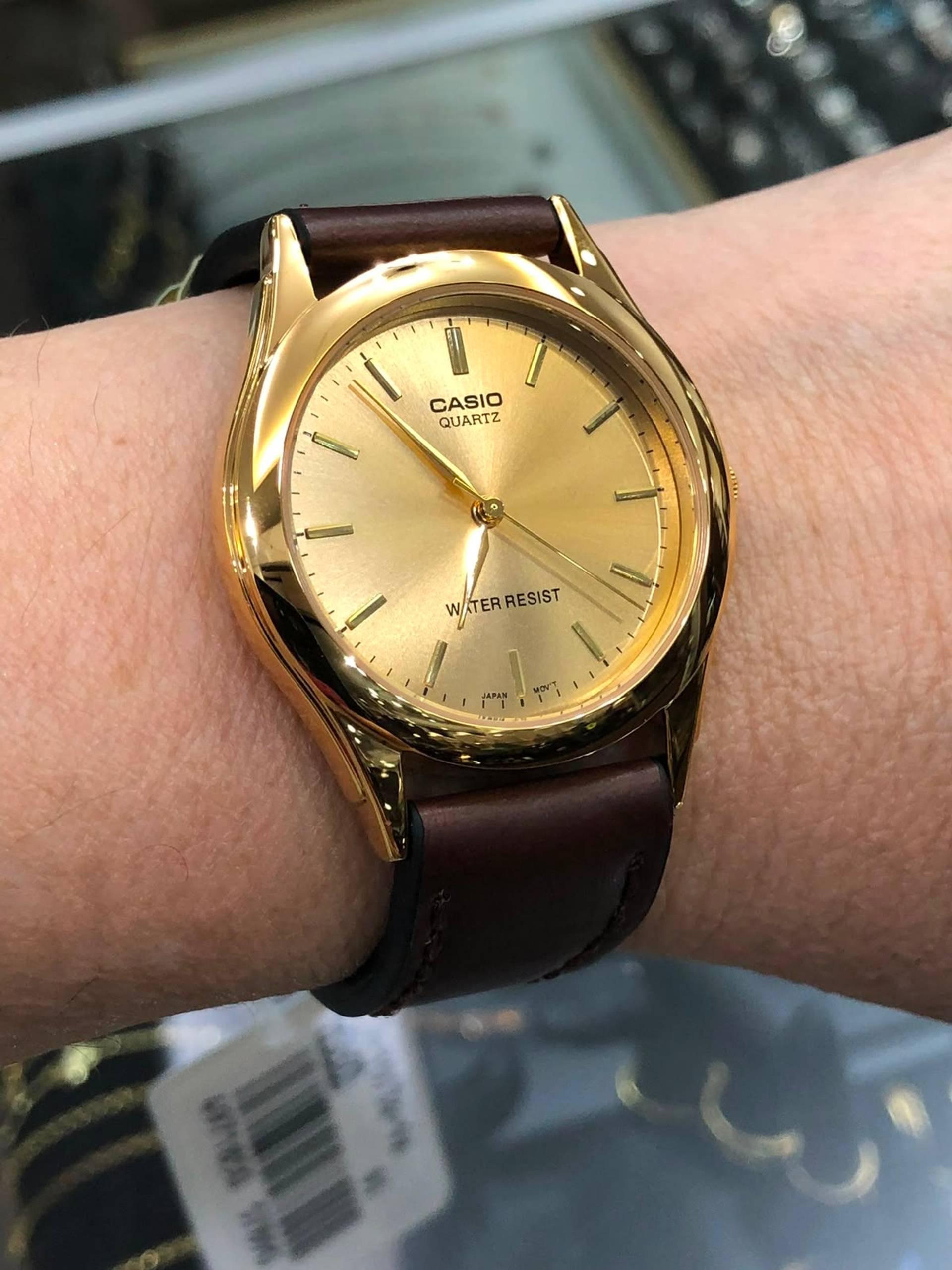 Reloj dama clásico dorado