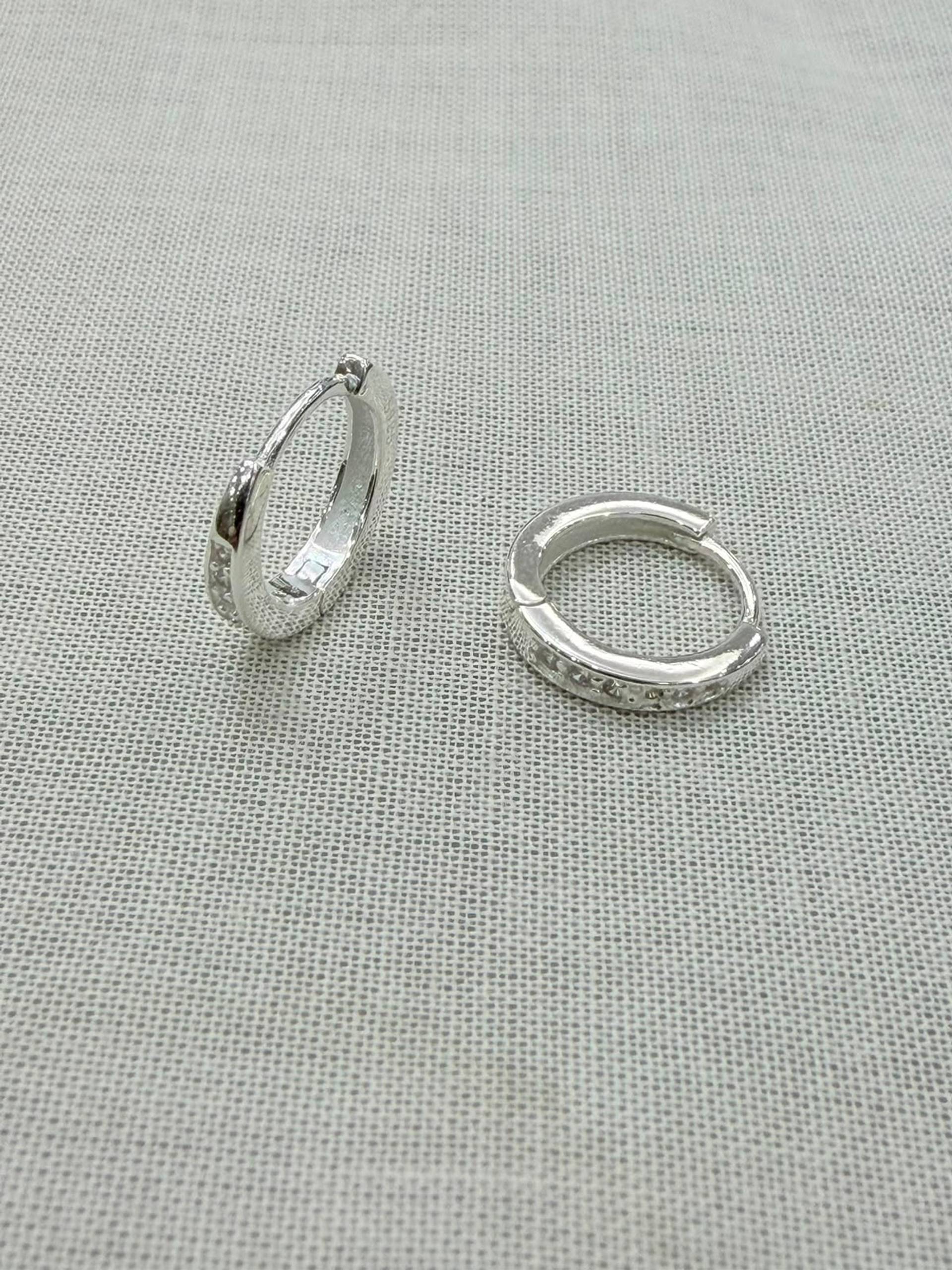 Argollas de plata 925 con frente facetado