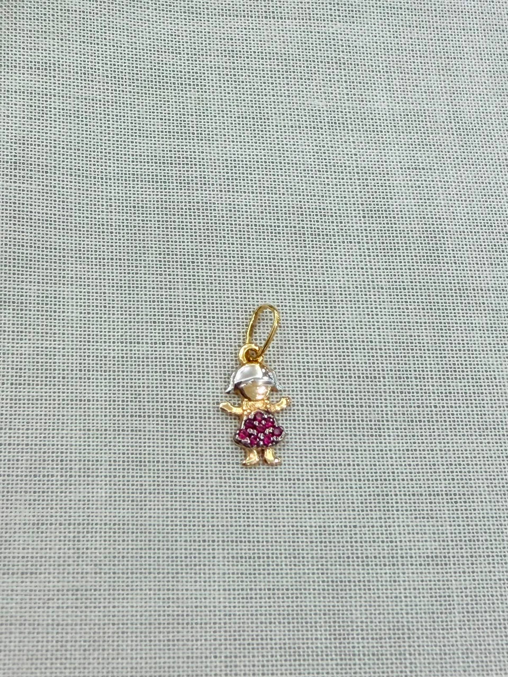Dije Niña con vestido piedritas fucsia.Oro 18K