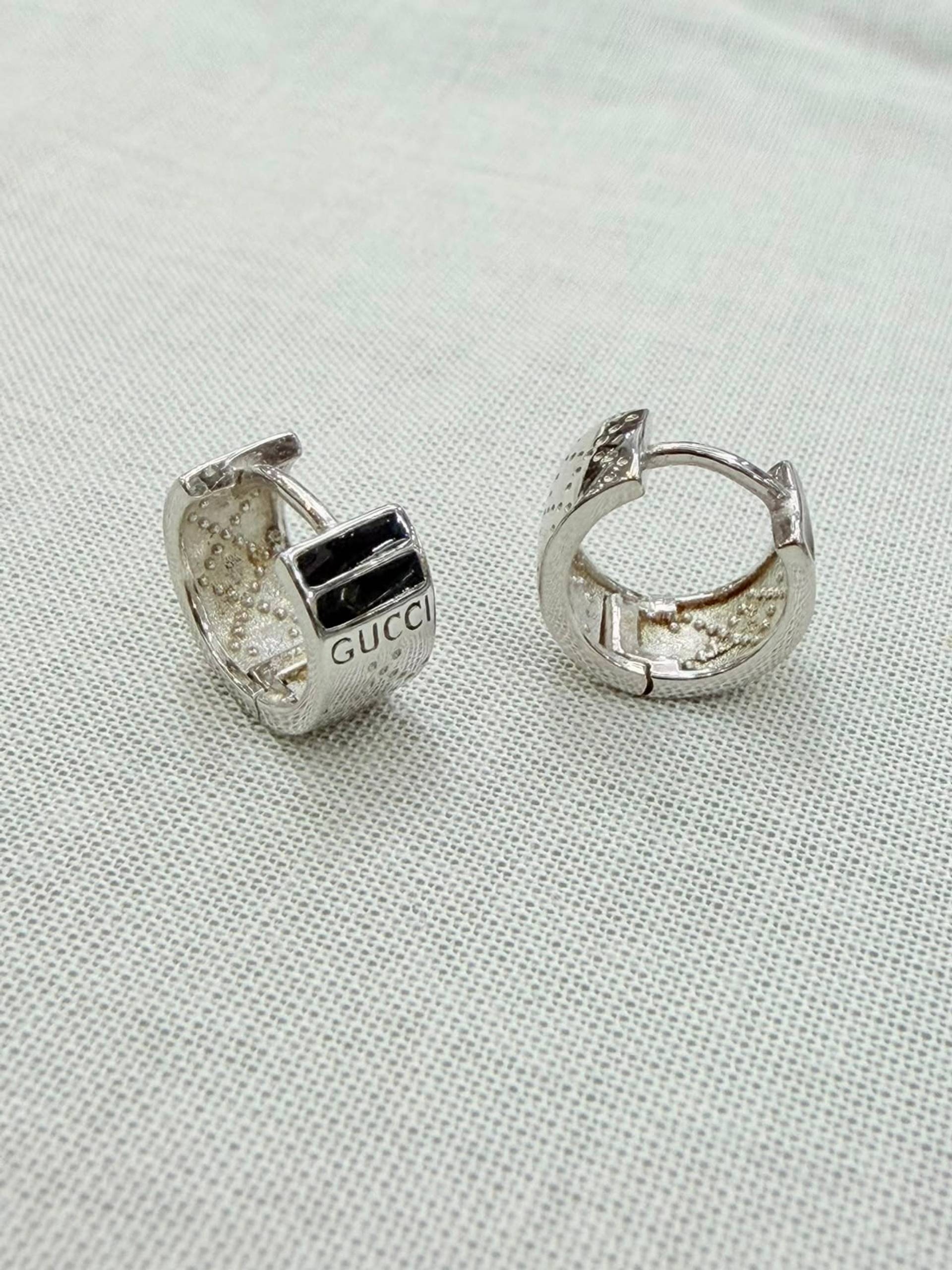 Argollas anchas de plata 925 con diseño geométrico calado