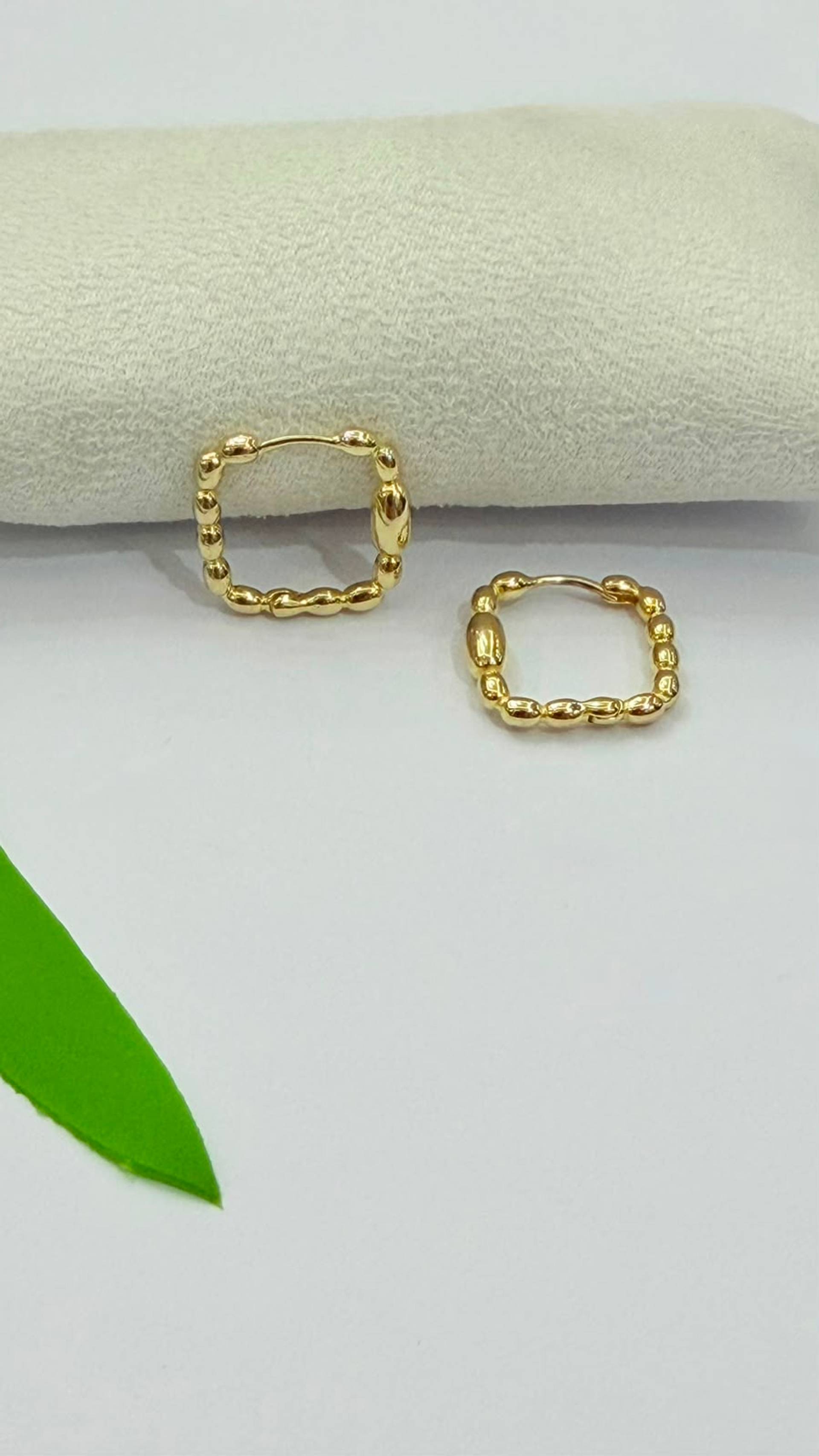 Aros Cuadrados Dorados con Esferas