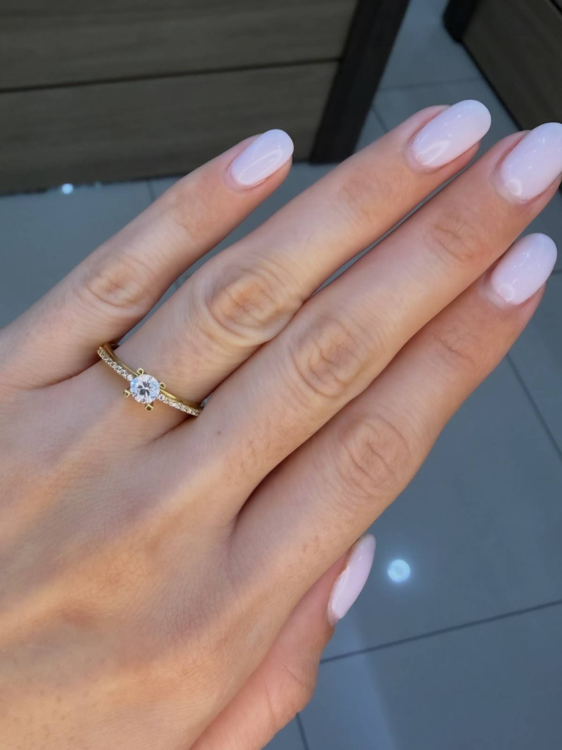 Anillo solitario clásico de oro 18K