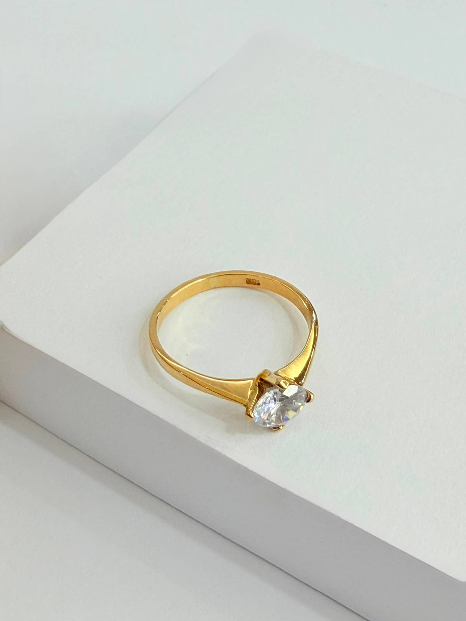 Anillo solitario de oro 18K con engaste elevado