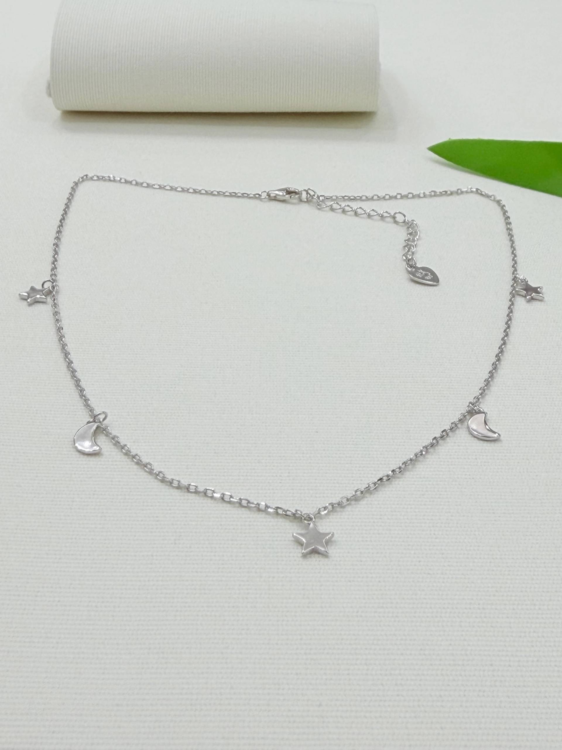 Collar choker de plata rodinada con dijes estrella y medialuna