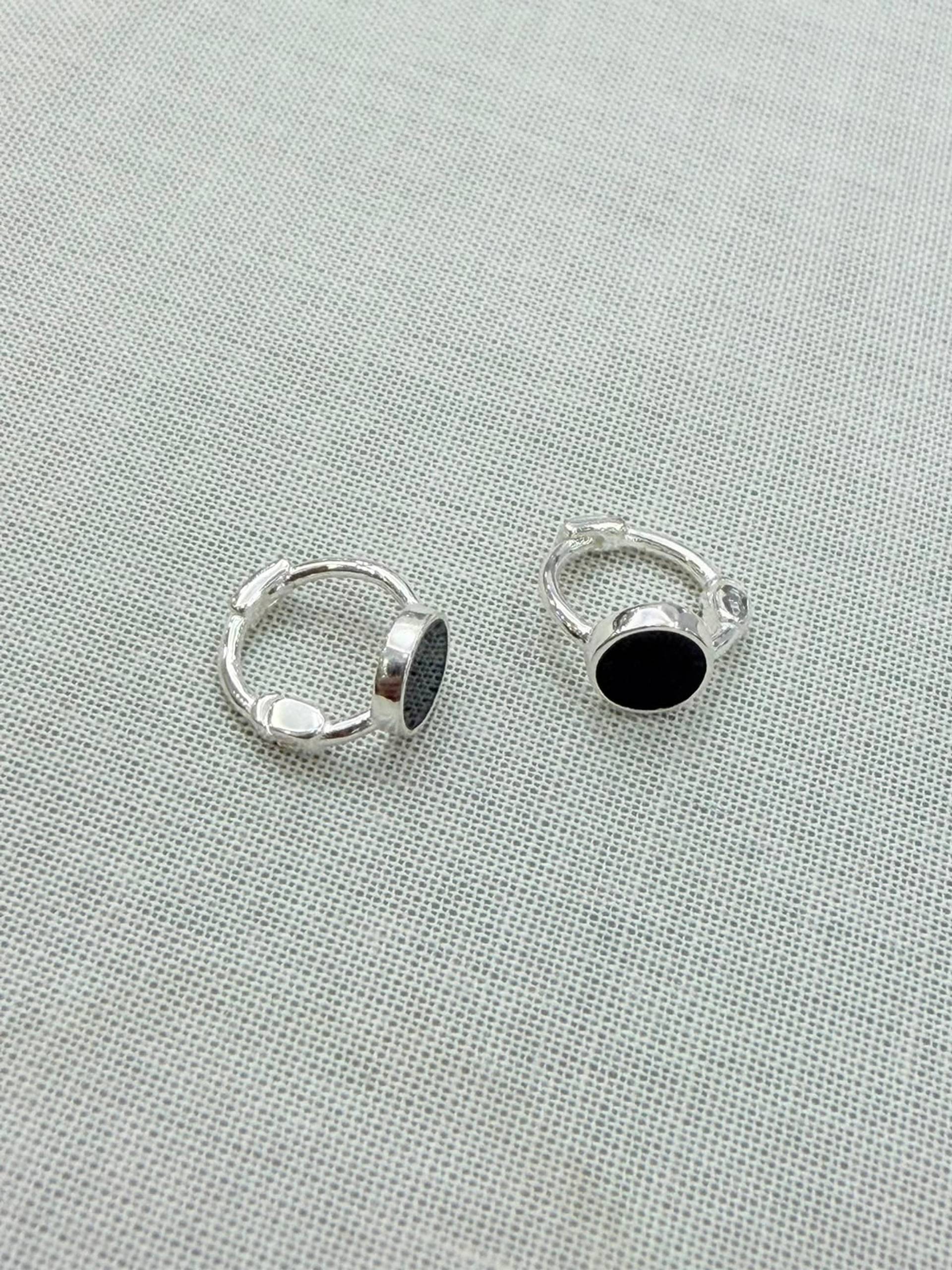Argollas de plata 925 con piedra negra ovalada