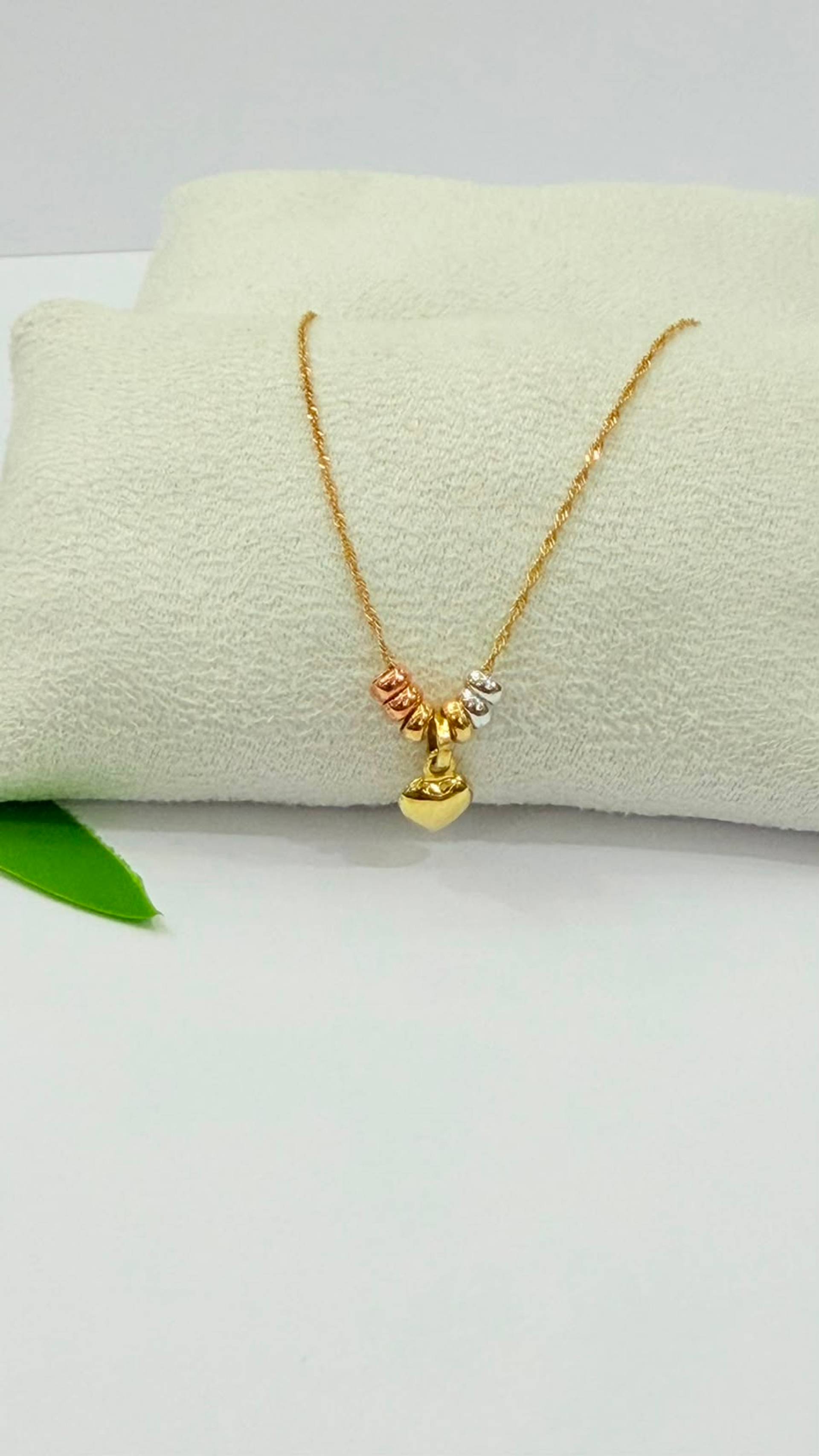 Collar con corazón y detalles tricolor — Oro 18K